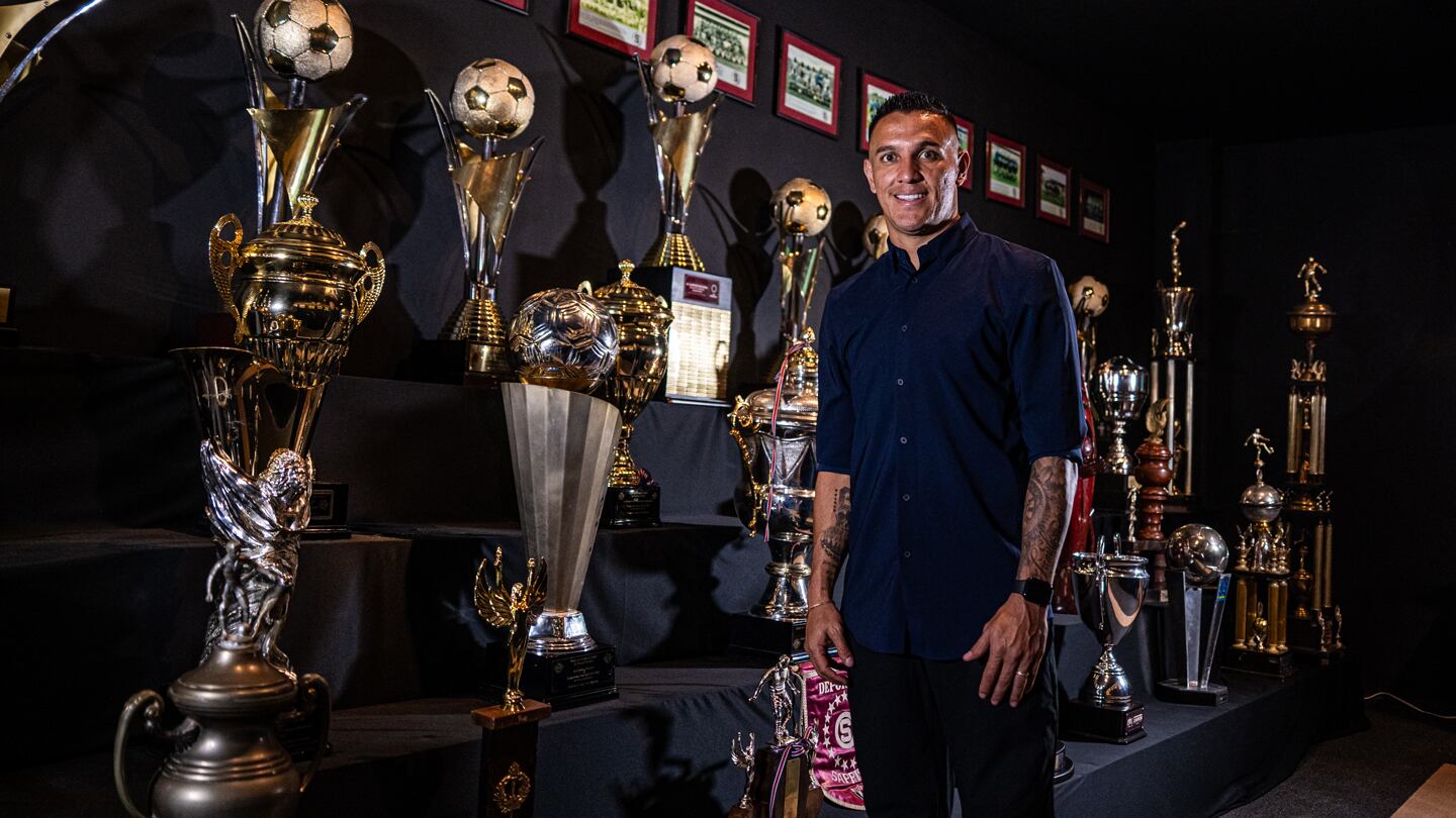 David Guzmán, junto a trofeos del Deportivo Saprissa. El volante de contención renovó por un año con los morados.