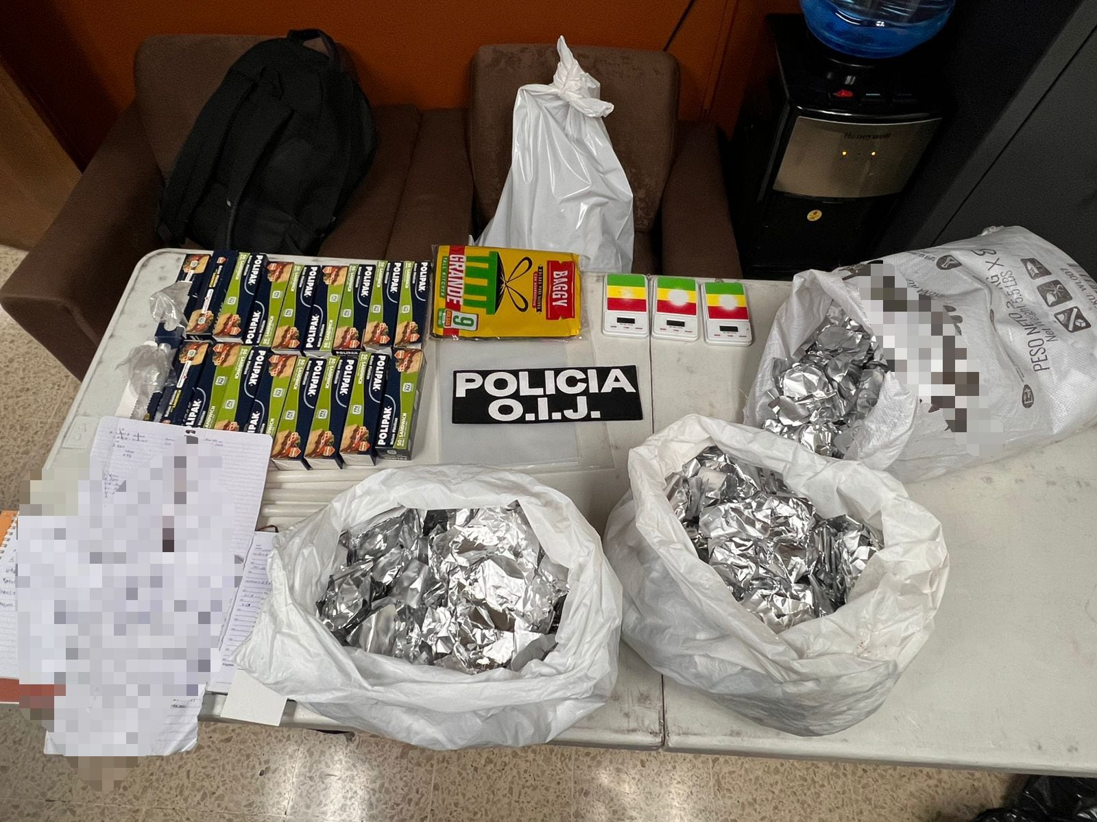 Evidencia decomisada en allanamientos realizados en Cartago, como parte de la investigación contra la banda vinculada a disputas por drogas.