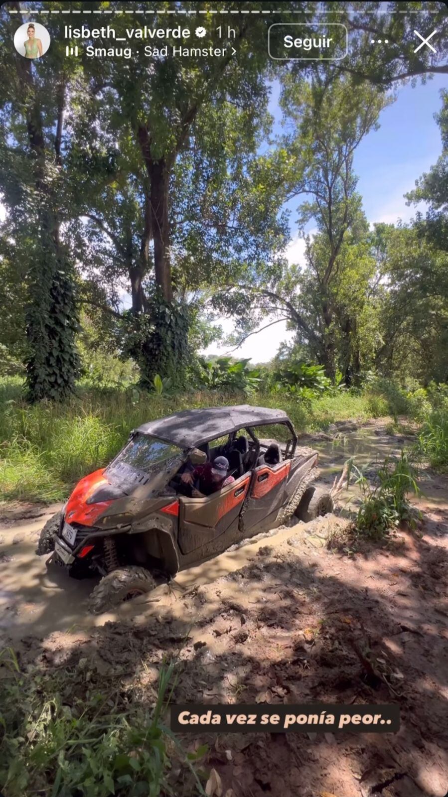 Lisbeth Valverde compartió como quedó el vehículo en el lodo.