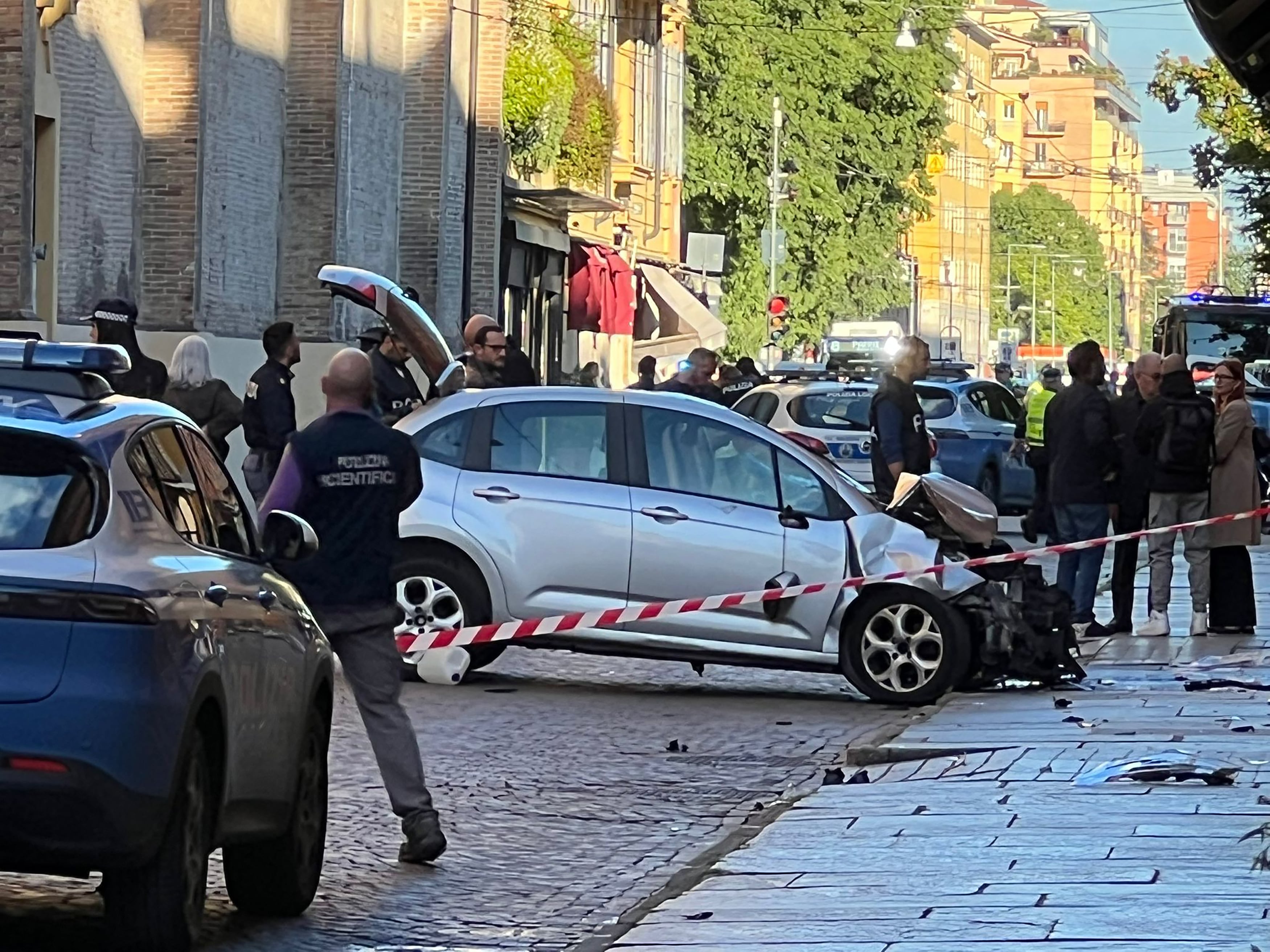 La policía trabaja en la escena después de que un conductor hiriera a siete personas, dos de ellas de gravedad, al conducir por una acera en Módena.