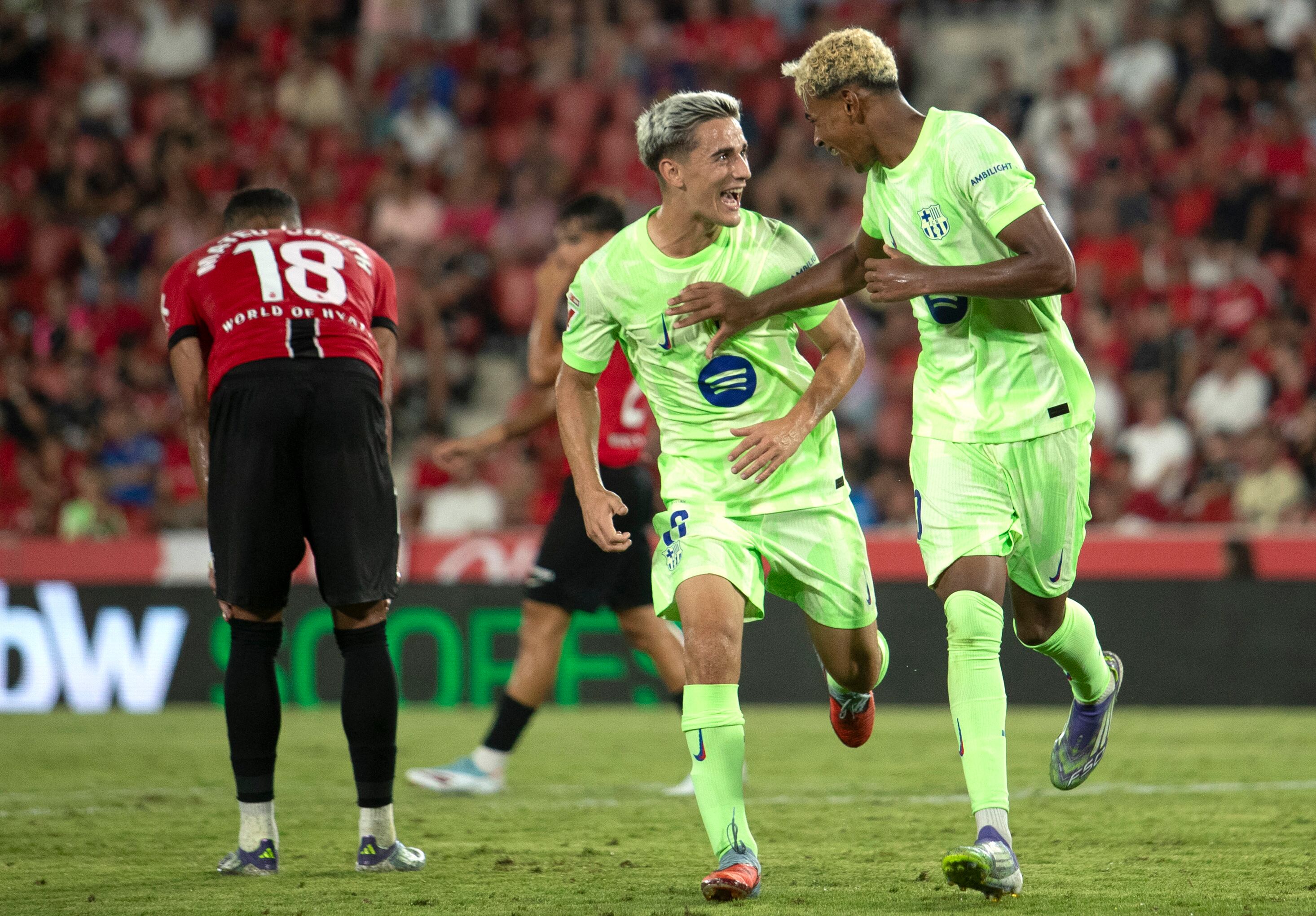 Lamine Yamal (der.) celebra con Gavi durante el partido del FC Barcelona ante el Mallorca en el inicio de la Liga Española.
