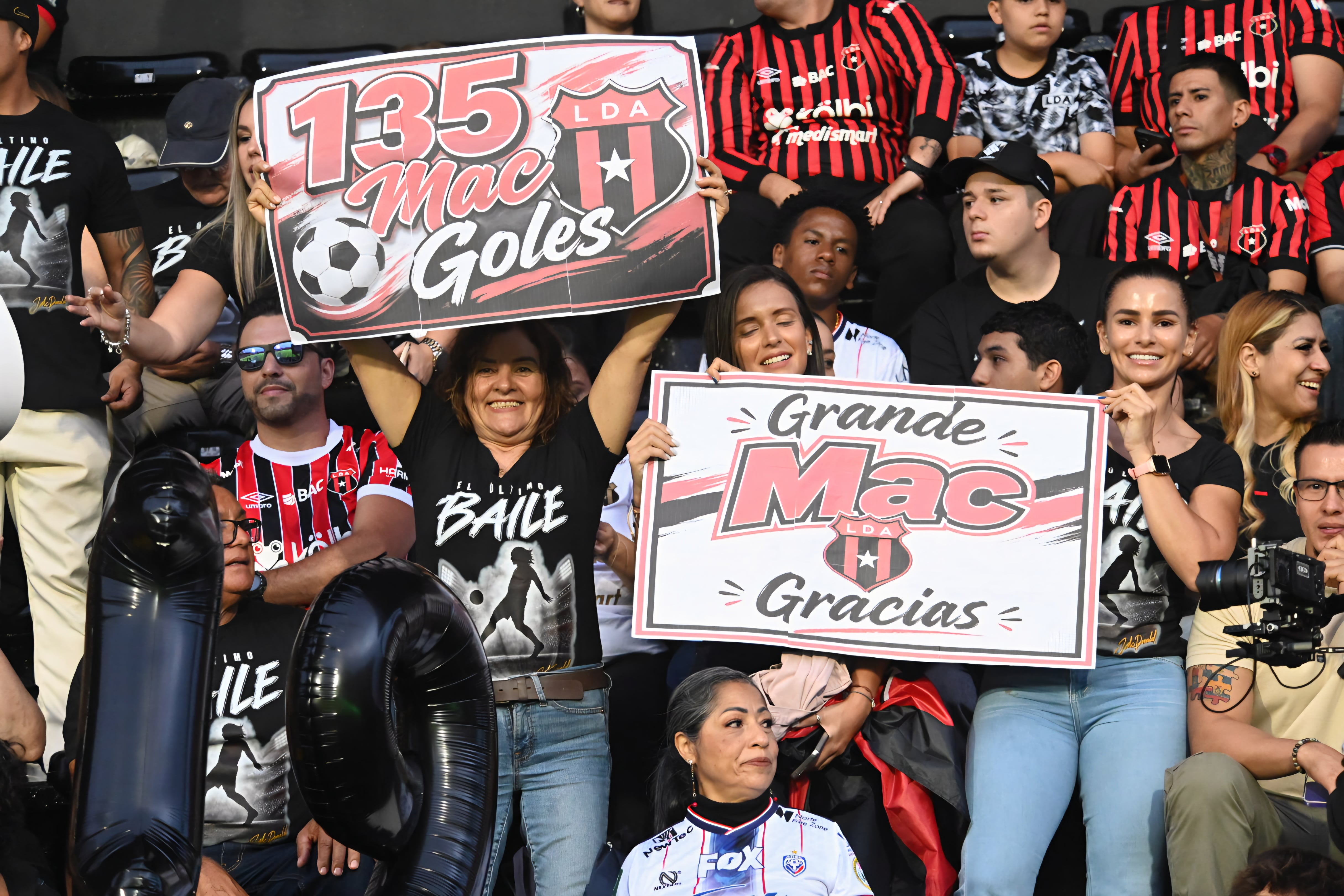 23 de agosto de 2026. Estadio Alejandro Morera Soto. 18:00 hrs. La Liga Deportiva Alajuelense juega contra la Asociación Deportiva San Carlos en partido correspondiente a la jornada 5 del Torneo de Apertura de la Liga Promérica. Otro dato relevante del juego es el retiro oficial del delantero Jonathan McDonald del fútbol. En la foto: Ismael Rescalvo técnico de la liga y Walter Centeno de San Carlos. Retiro del jugador Jonathan Mcdonald. Jugadas relevantes del partido. Foto: Albert Marin
