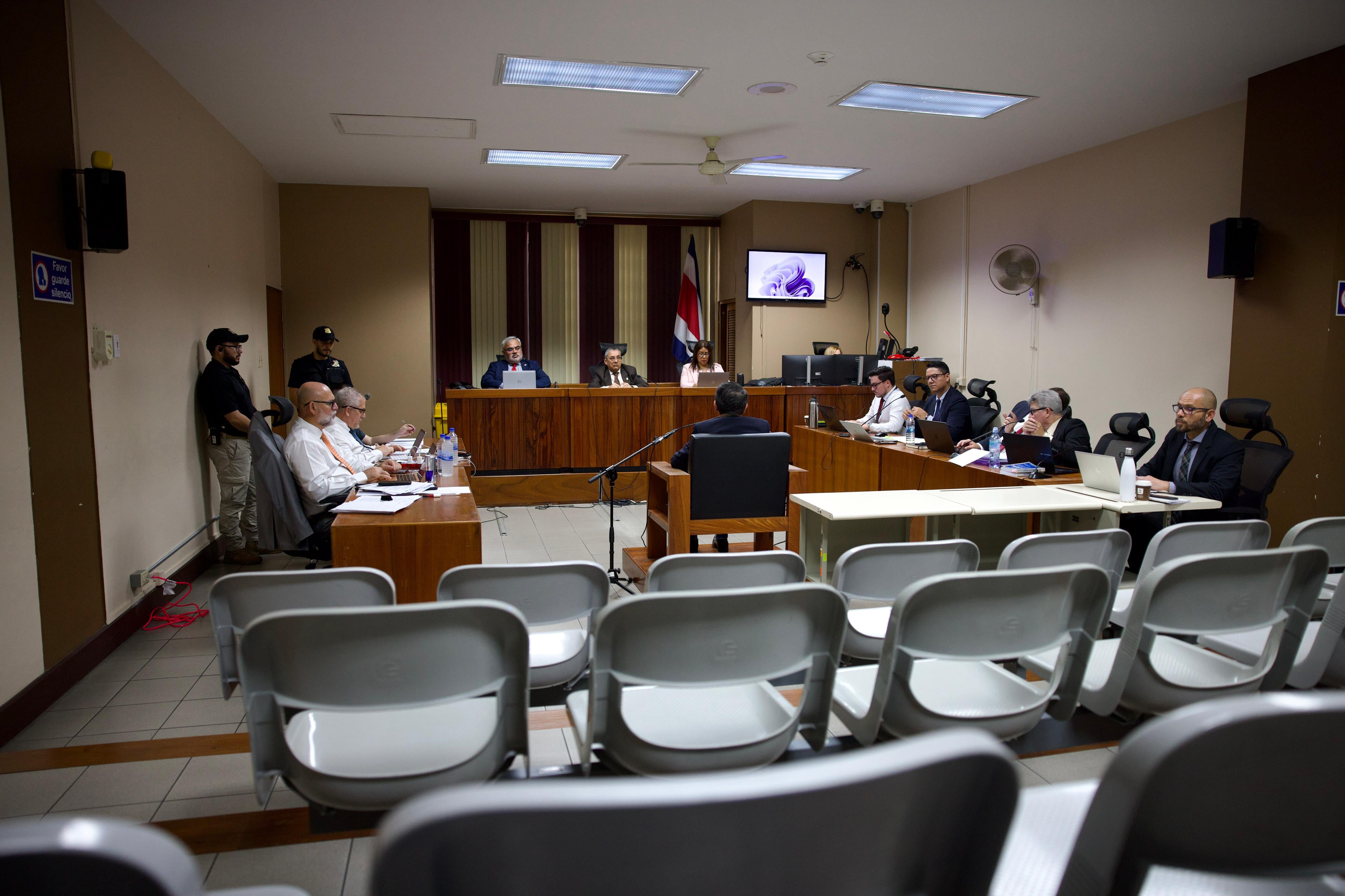 El caso conocido como "Gallo Tapado" trascendió en octubre del 2024 cuando el Banco Nacional reconoció que tenía un faltante de ¢3.293 millones en una de las bóvedas. El juicio por este caso transcurre en los Tribunales de Justicia de Goicoechea.