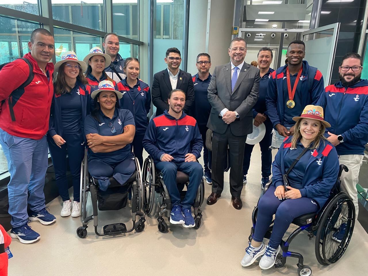 El atleta paralímpico Sherman Güity fue recibido por el presidente Rodrigo Chaves y el ministro de Deportes Royner Mora en el Aeropuerto Juan Santamaría. En la imagen, otros atletas paralímpicos. Fotografía: Olman Mora