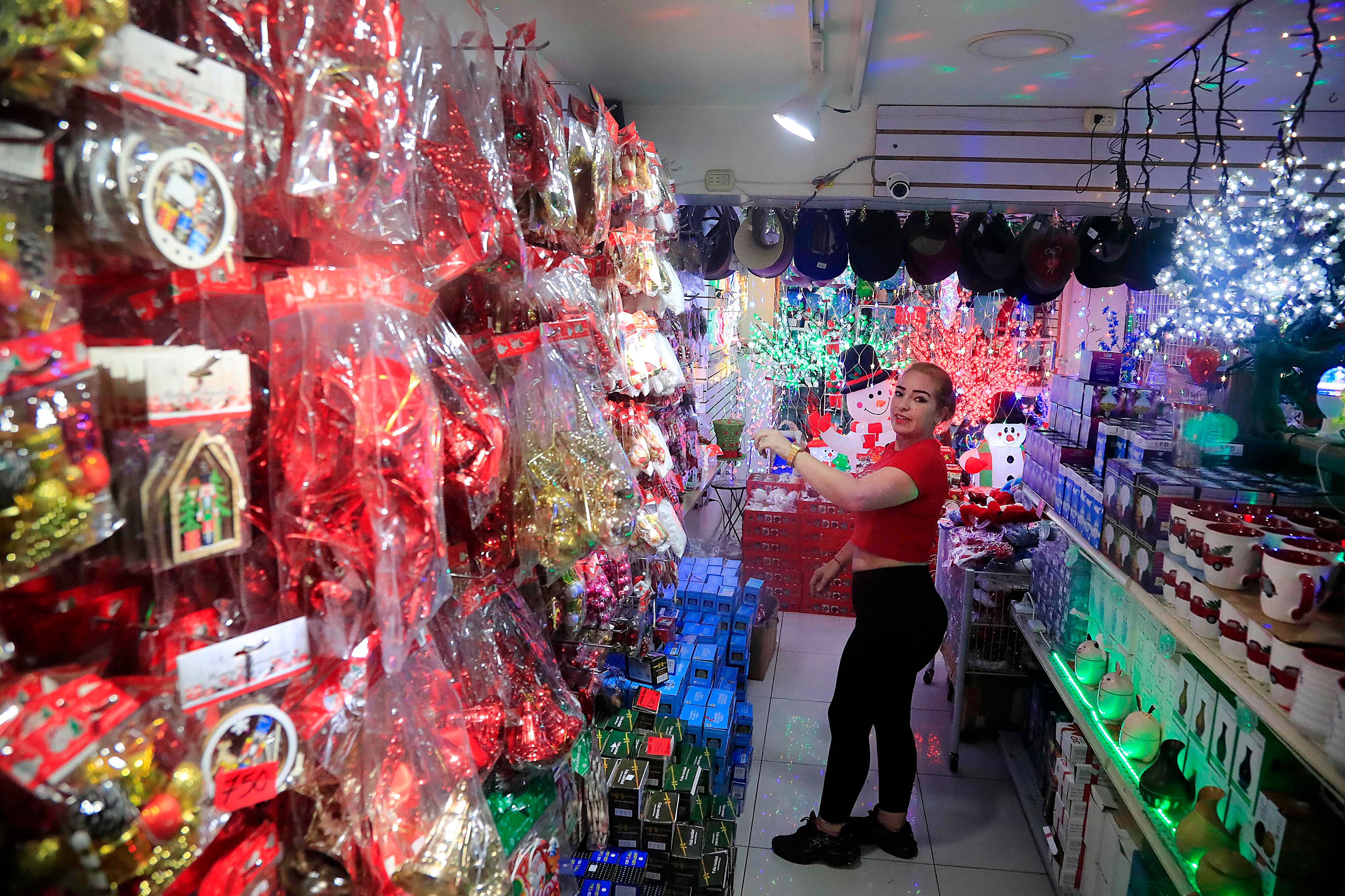 26/10/2023 San José. Recorrido por el avenida central y calles josefinas para ver ambiente de la época navideña, comercio y ofertas de trabajo o empleos de temporada. Muchas tiendas ya ofrecen diversos artículos navideños, ropa, regalos y juguetes, y también se aprecia la presencia de consumidores que quieren adelantarse y no dejar las compras de Navidad para última hora.