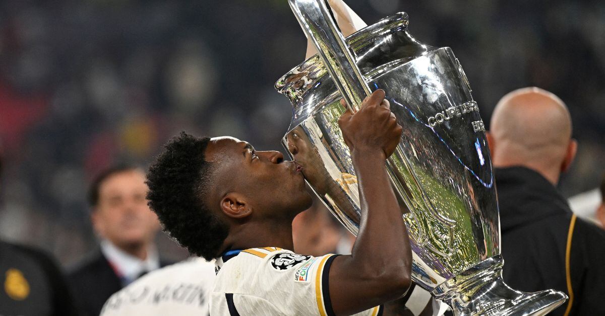 Vinicius Junior da un beso al trofeo luego de que el Real Madrid se coronara campeón de la Champions League una vez más. (Foto: AFP)