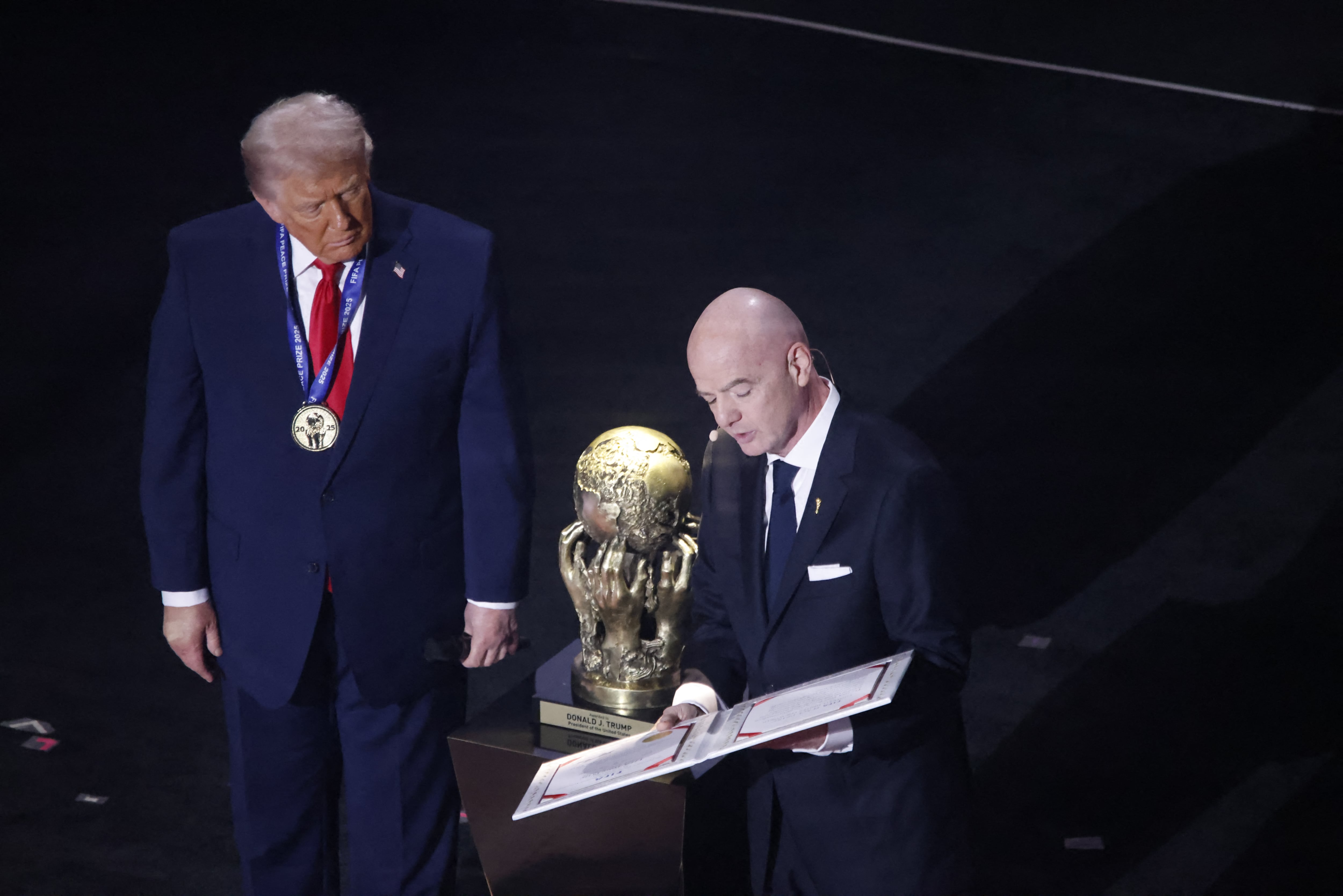 En el sorteo del Mundial, en diciembre pasado, Gianni Infantino le otorgó a Donald Trump un Premio de la Paz creado por FIFA, que también generó controversia.