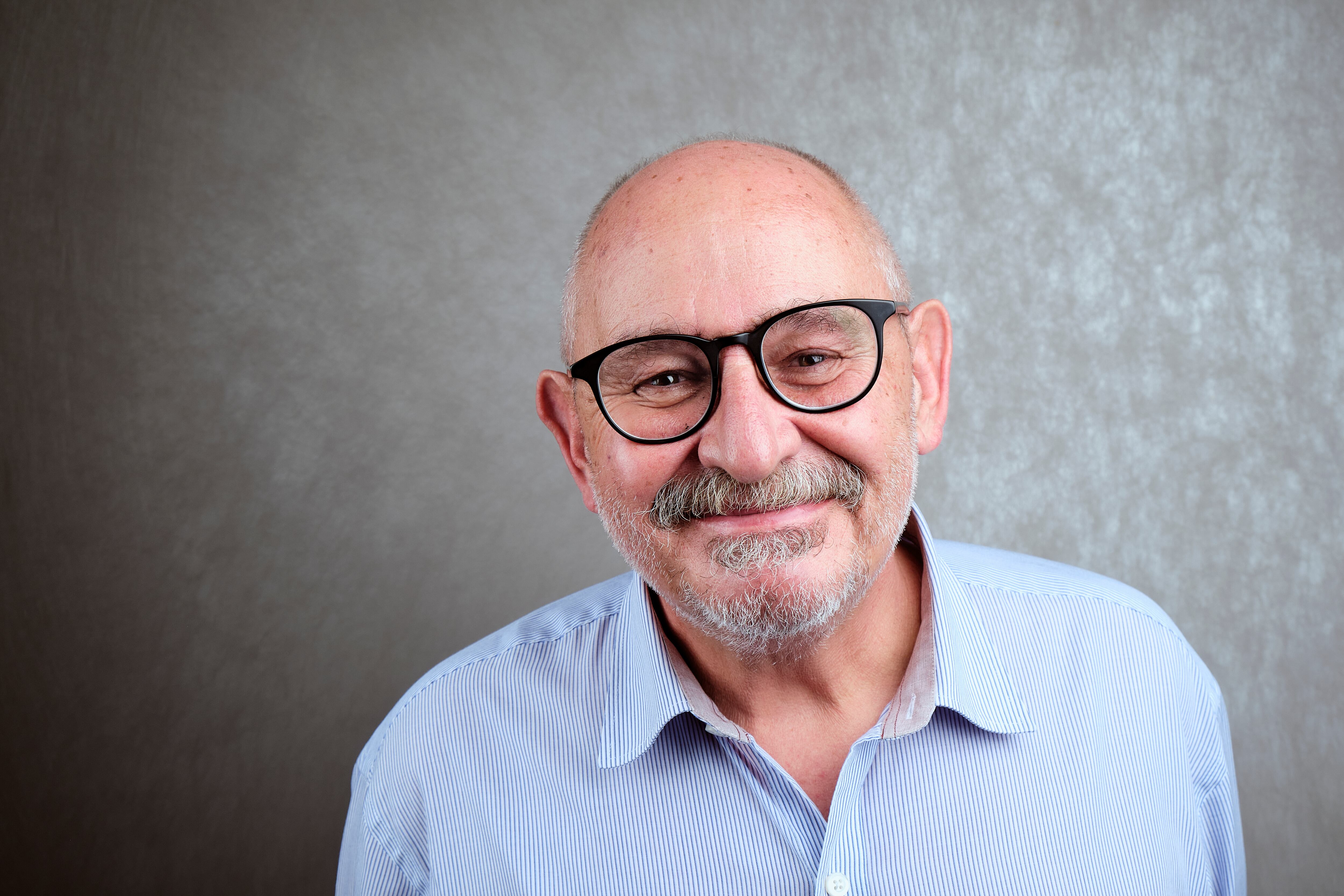 El mexicano asegura que no existe tal cosa como la "literatura juvenil", un término que considera peyorativo. "Hay que encontrar gozo en leer. Nada más", dice. Foto: Grupo Planeta