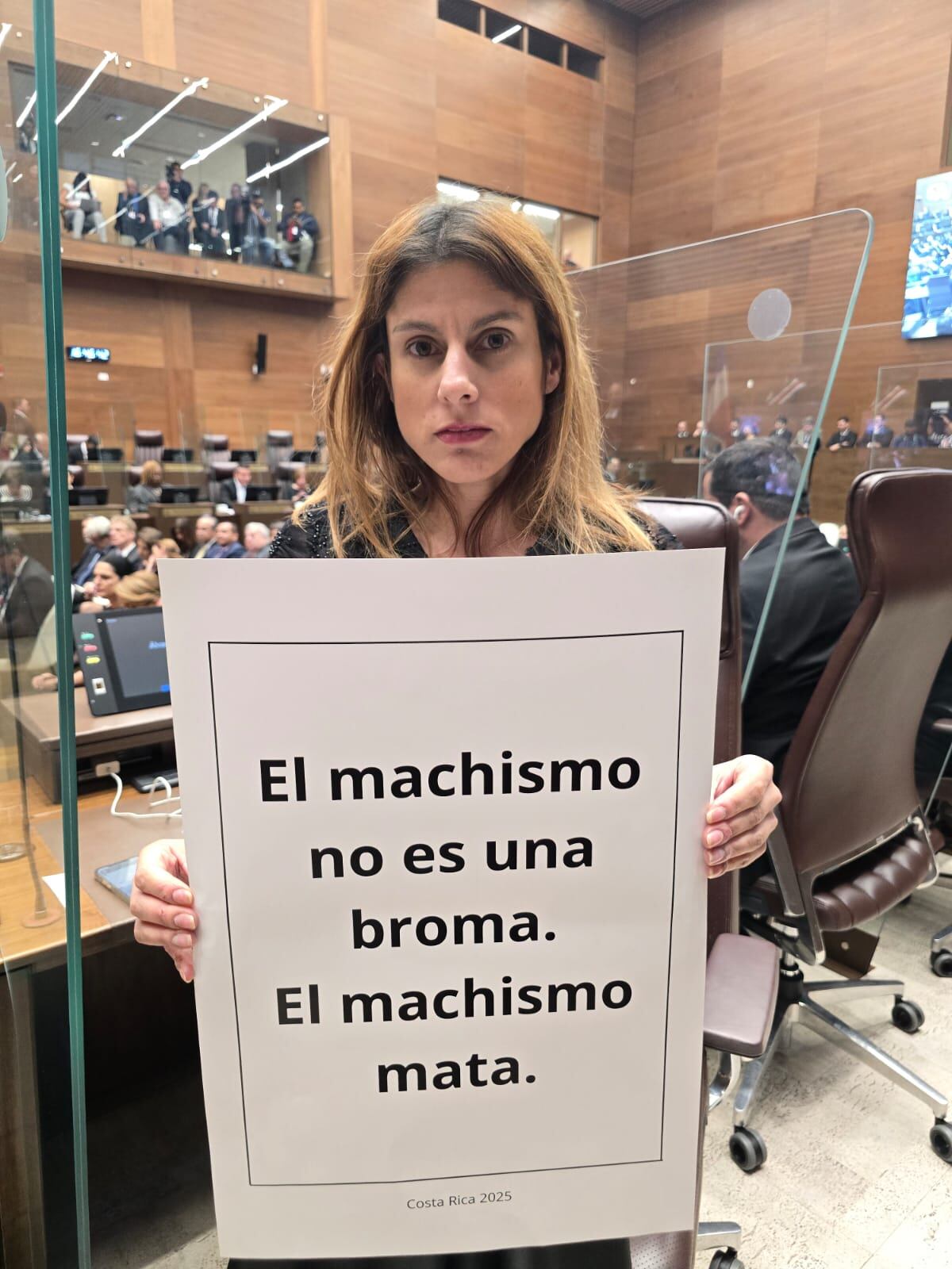 Diputados muestran mensajes de protesta durante discurso de Rodrigo Chaves