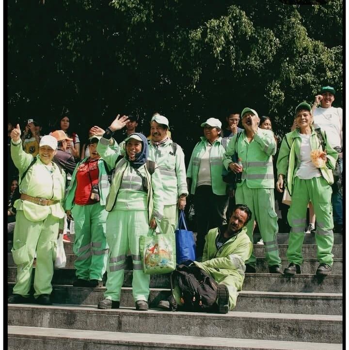 Foto de varios barrenderos juntos.