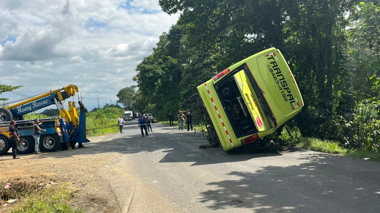 El bus que volcó en Sarapiquí y en el que murieron dos mujeres iba de excursión y pertenece a Transportes Transpal de Guápiles. Foto: Alejandra Morales