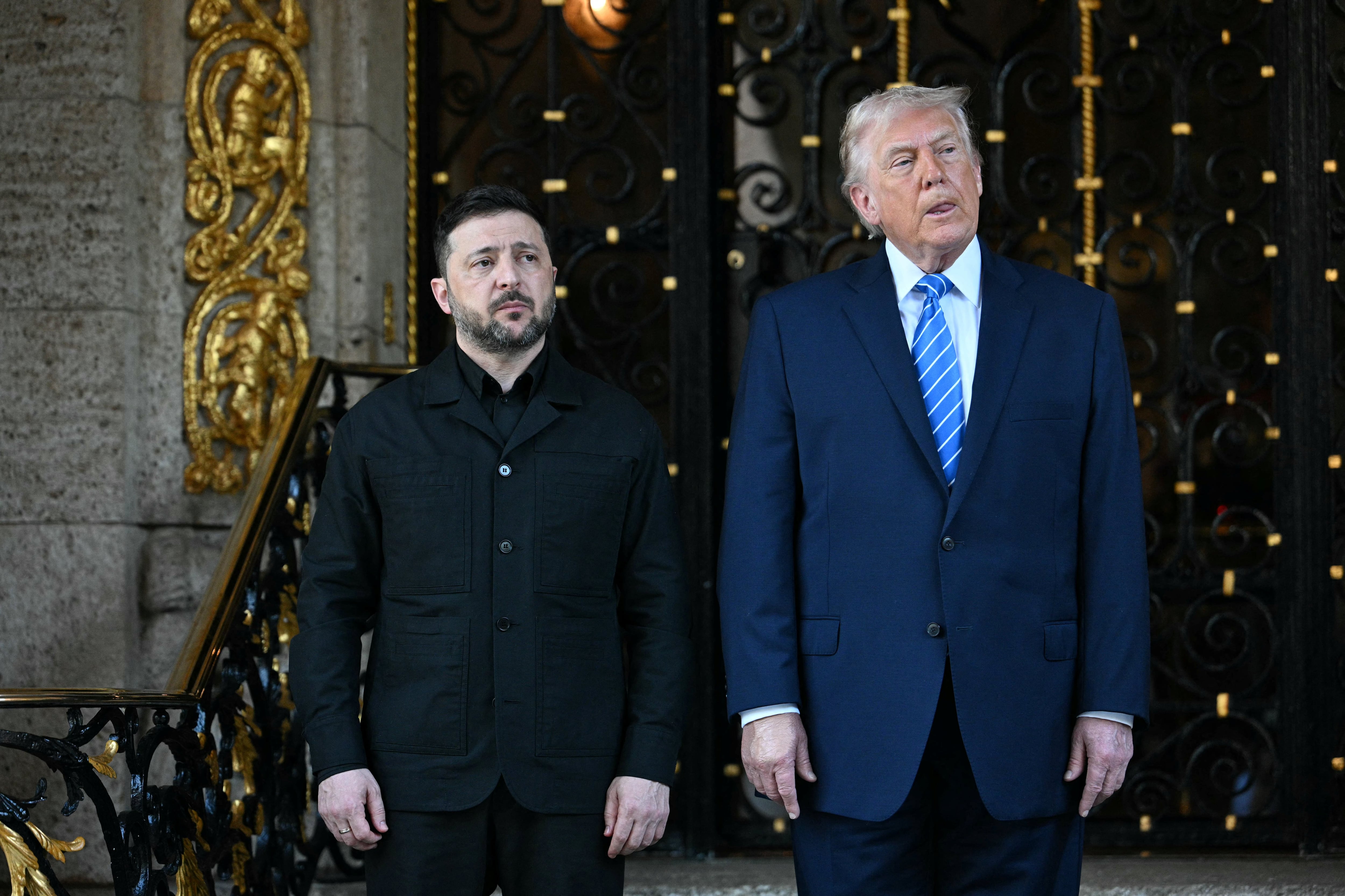 El presidente de Estados Unidos, Donald Trump, recibe al presidente ucraniano, Volodymyr Zelensky, en su residencia de Mar-a-Lago en Palm Beach, Florida, el 28 de diciembre de 2025.