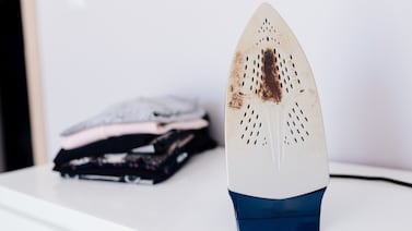 Así puede dejar su plancha como nueva: elimine las manchas negras en minutos con estos métodos