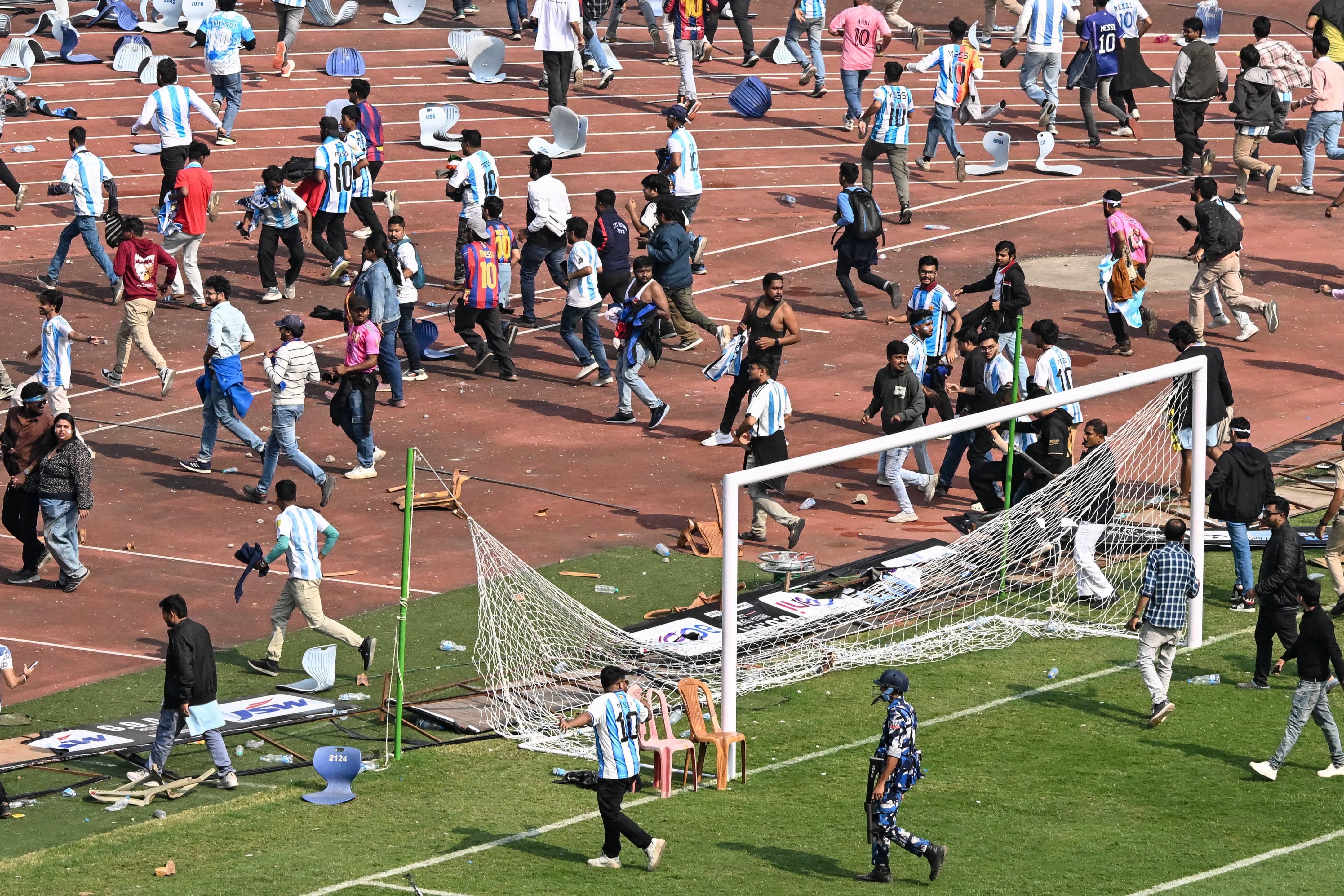 La frustración de los asistentes creció cuando el evento terminó sin el partido de exhibición prometido.