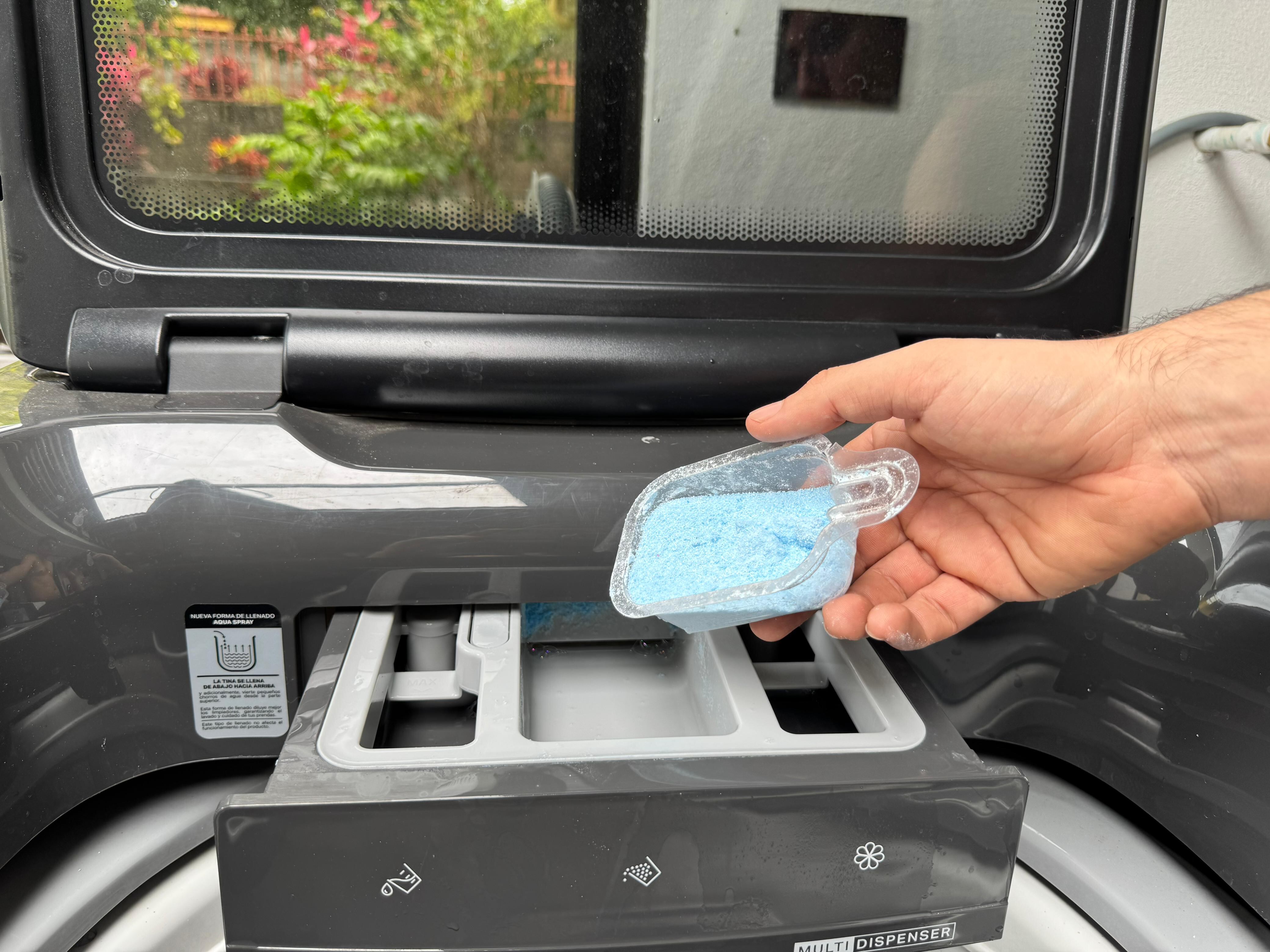 Usar más detergente no mejora la limpieza; puede dañar la lavadora y las prendas.