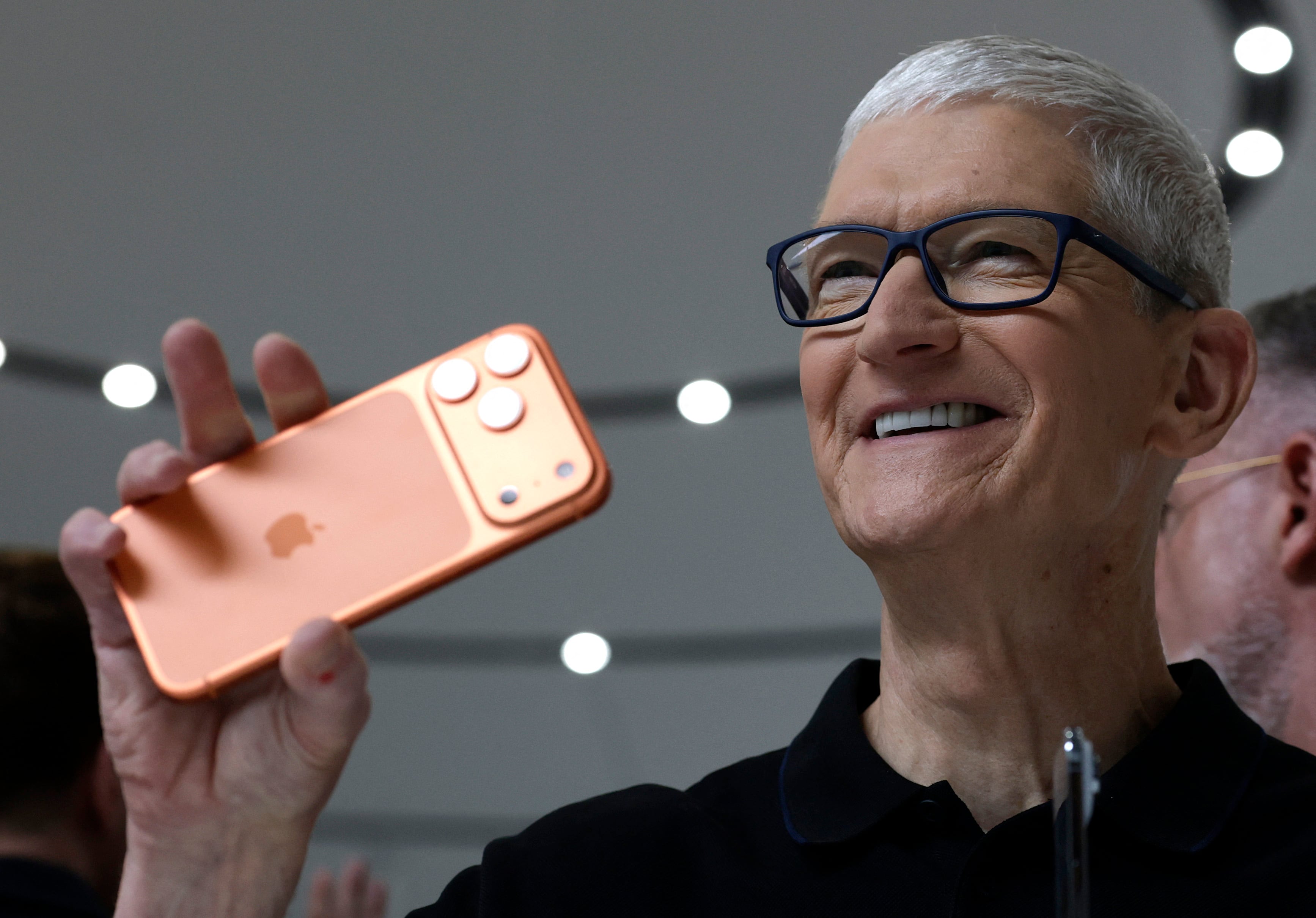 CUPERTINO, CALIFORNIA - 9 de setiembre: El director ejecutivo de Apple, Tim Cook, sostiene un nuevo iPhone 17 Pro durante un evento especial de Apple en la sede de la empresa, el 9 de setiembre de 2025 en Cupertino, California. Apple presentó una nueva generación de iPhone y actualizó los Apple Watch y AirPods durante el evento en su sede. Justin Sullivan/Getty Images/AFP (Foto de JUSTIN SULLIVAN / GETTY IMAGES NORTH AMERICA / Getty Images vía AFP)
