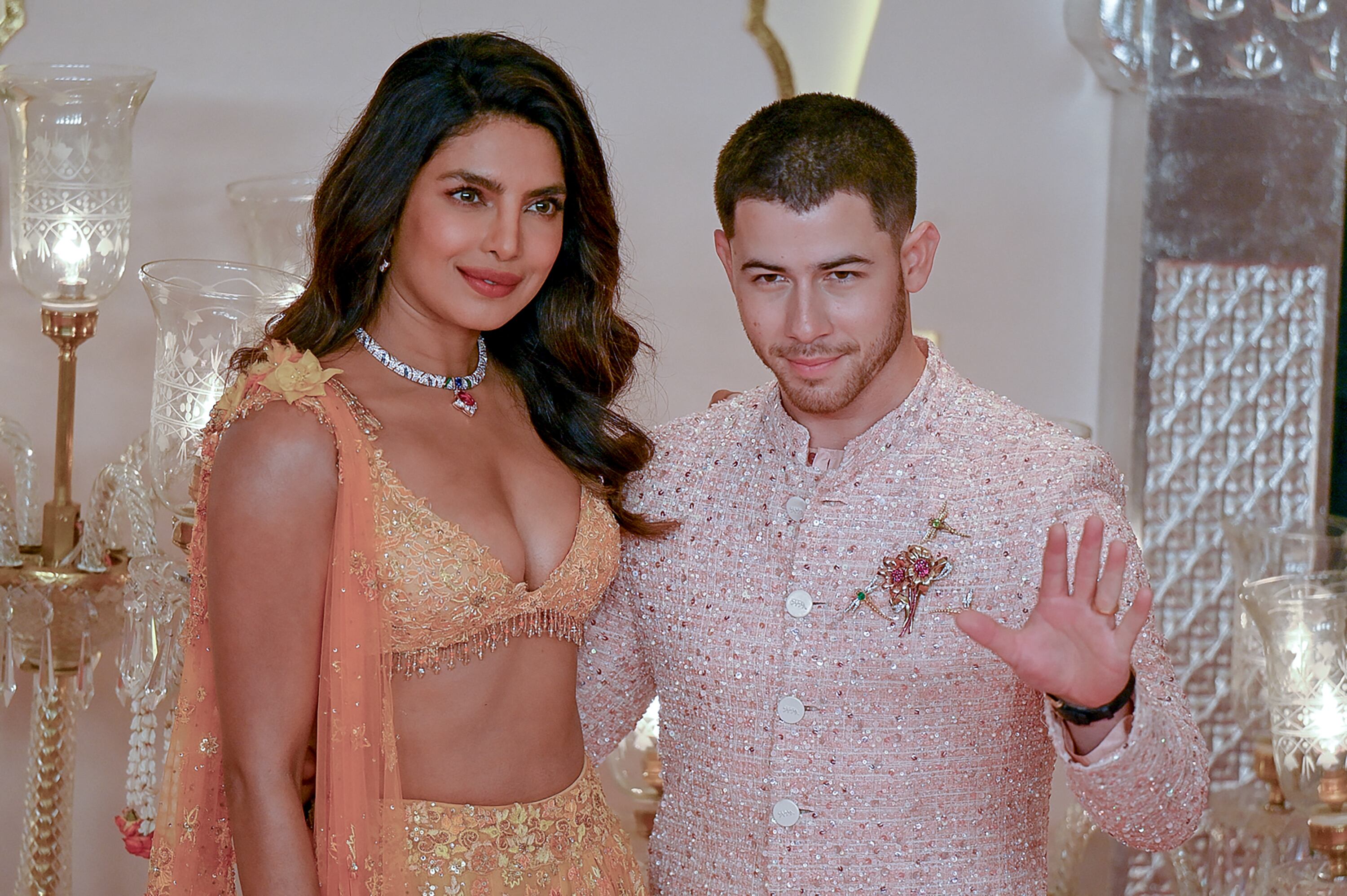 La actriz de Bollywood Priyanka Chopra Jonas y su esposo, el cantautor y actor estadounidense Nick Jonas, posan para las fotos cuando llegan para asistir a la ceremonia de boda del magnate multimillonario y presidente de Reliance Industries, el hijo de Mukesh Ambani, Anant Ambani, y Radhika Merchant en Mumbai.