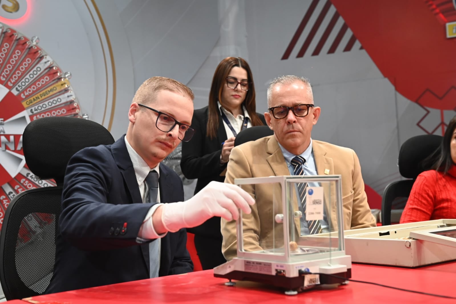 Pesaje de bolitas del Gordo navideño.