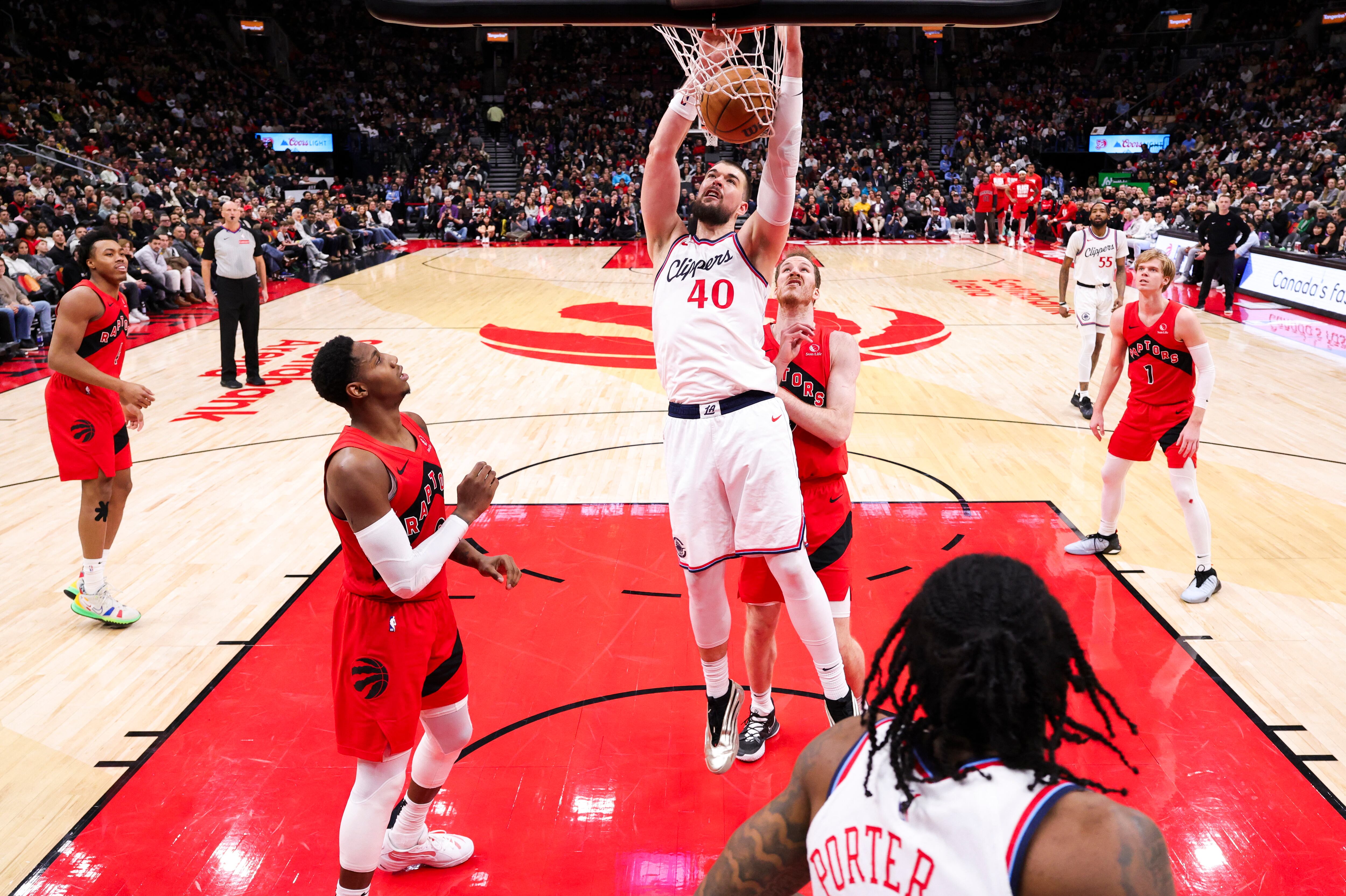 Ivica Zubac (40) de los LA Clippers encesta el balón durante el partido contra los Toronto Raptors este 2 de febrero en el Scotiabank Arena en Toronto, Ontario, Canadá. Fotografía: