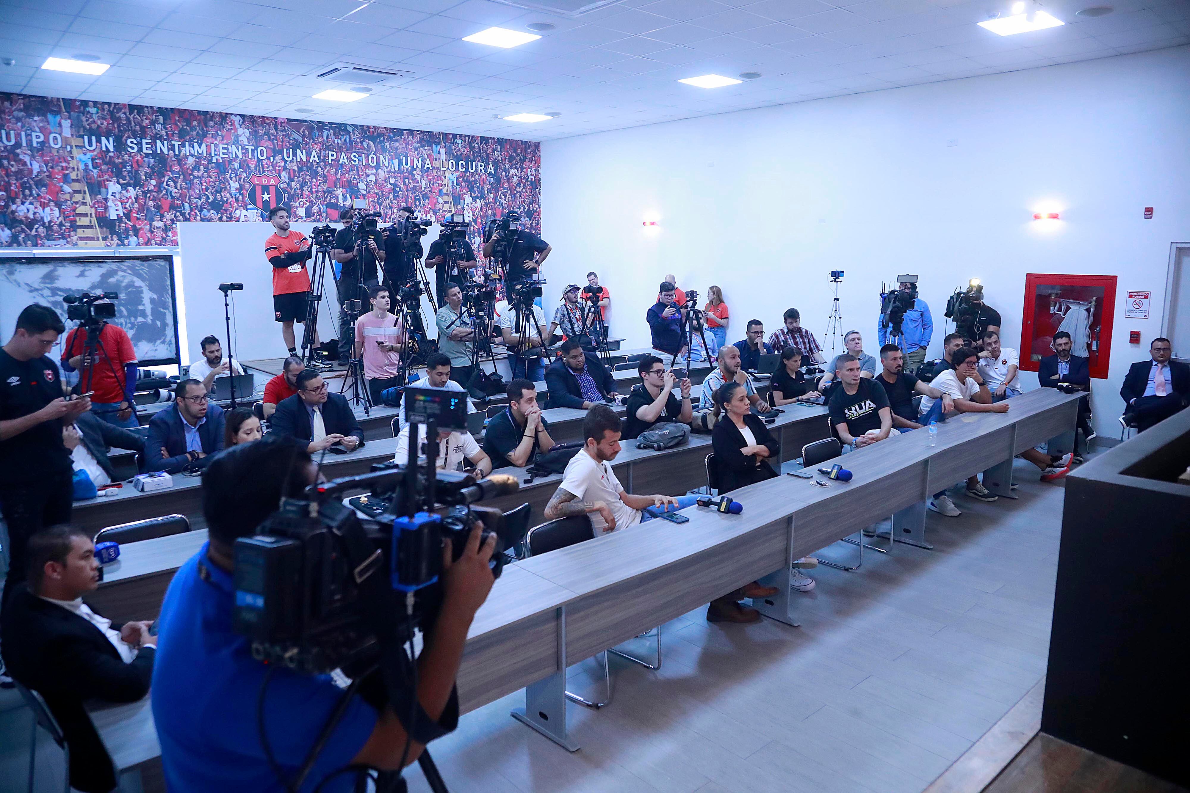 12/03/2024 Turrucares. Este martes fue presentado Alexandre Borges Guimaraes como nuevo director técnico de Liga Deportiva Alajuelense, en las instalaciones del Centro de Alto Rendimiento (CAR). A Guima lo acompañarán dos brasileños y Bryan Ruiz, quienes fueron presentados por el gerente deportivo, Javier Santamaría. Foto: Rafael Pacheco Granados