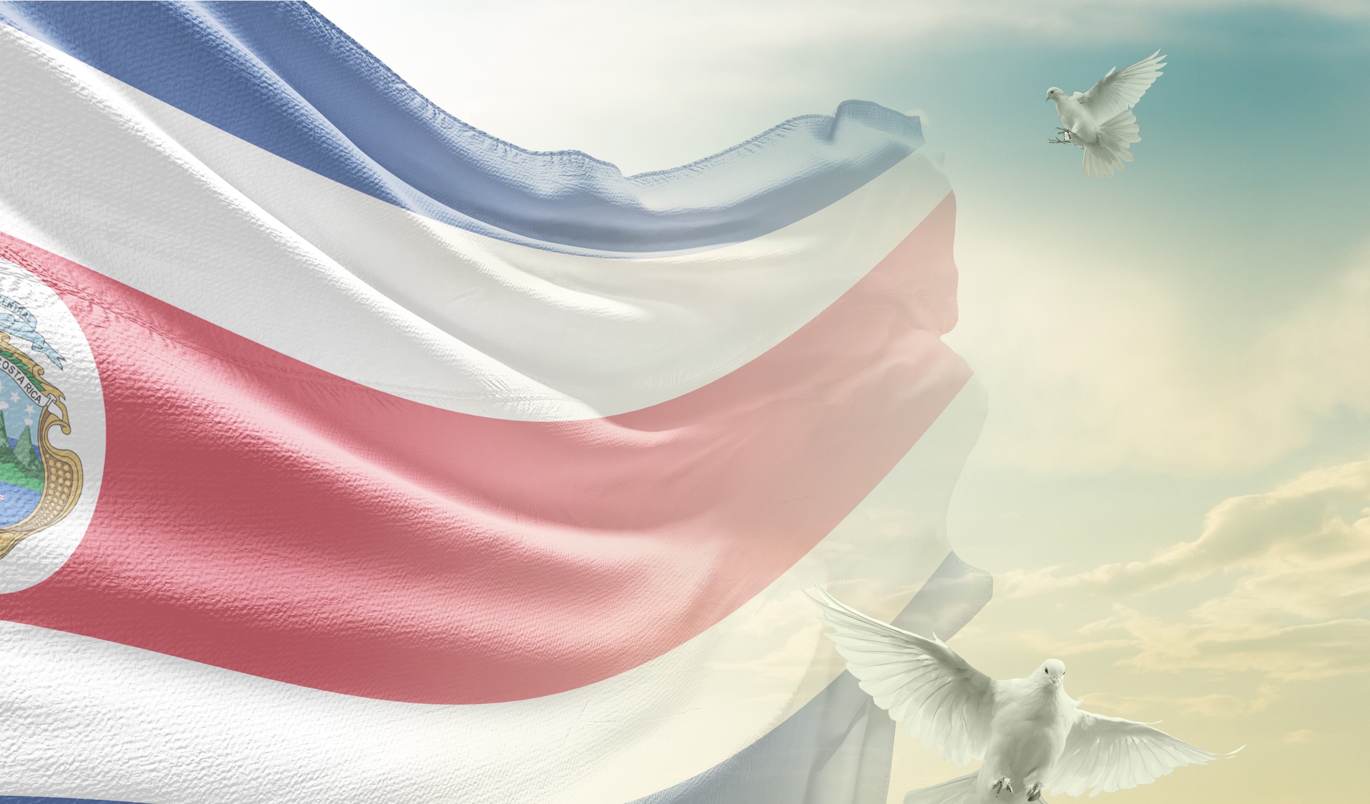 Bandera de Costa Rica y palomas blancas símbolo de la paz, democracia