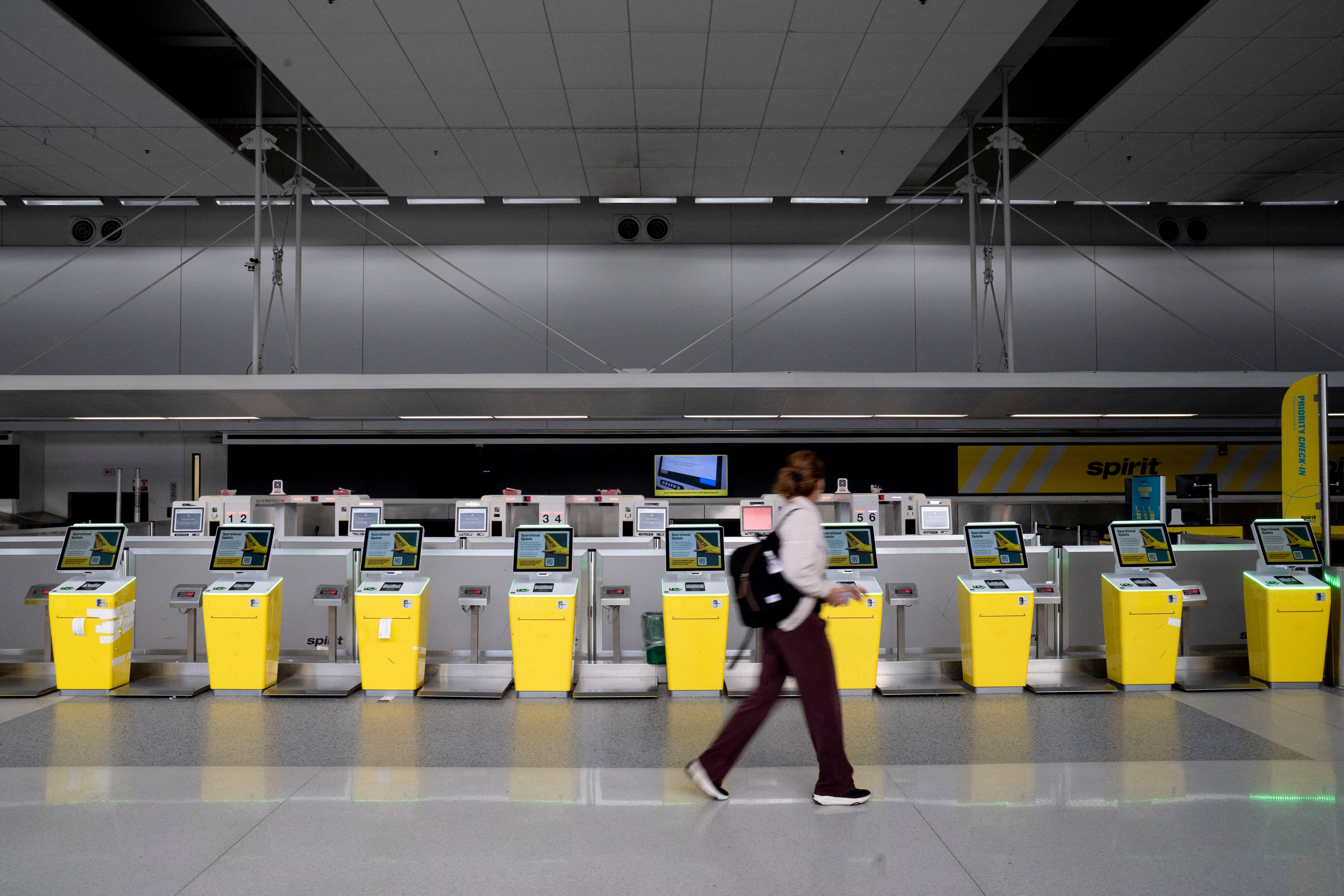 El mostrador de boletos de Spirit Airlines en el Aeropuerto Metropolitano de Detroit está cerrado después de que la aerolínea cesara operaciones durante la noche del 2 de mayo de 2026 en Romulus, Michigan.