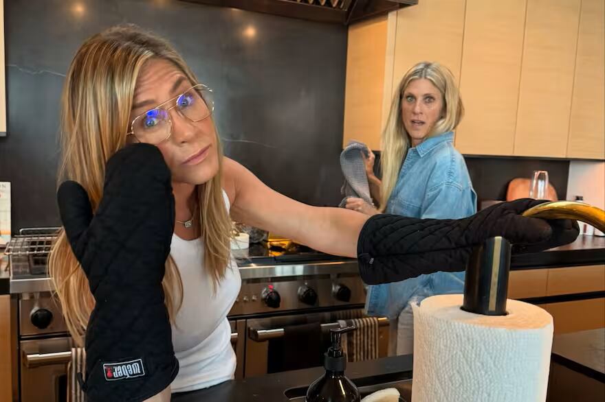 Jennifer Aniston rompe su dieta cada semana por un platillo mexicano que la hace feliz: los nachos. También prepara enchiladas y guacamole.