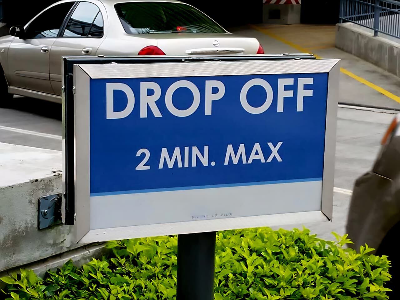 Escazú, Santa Ana, rótulos en inglés por doquier