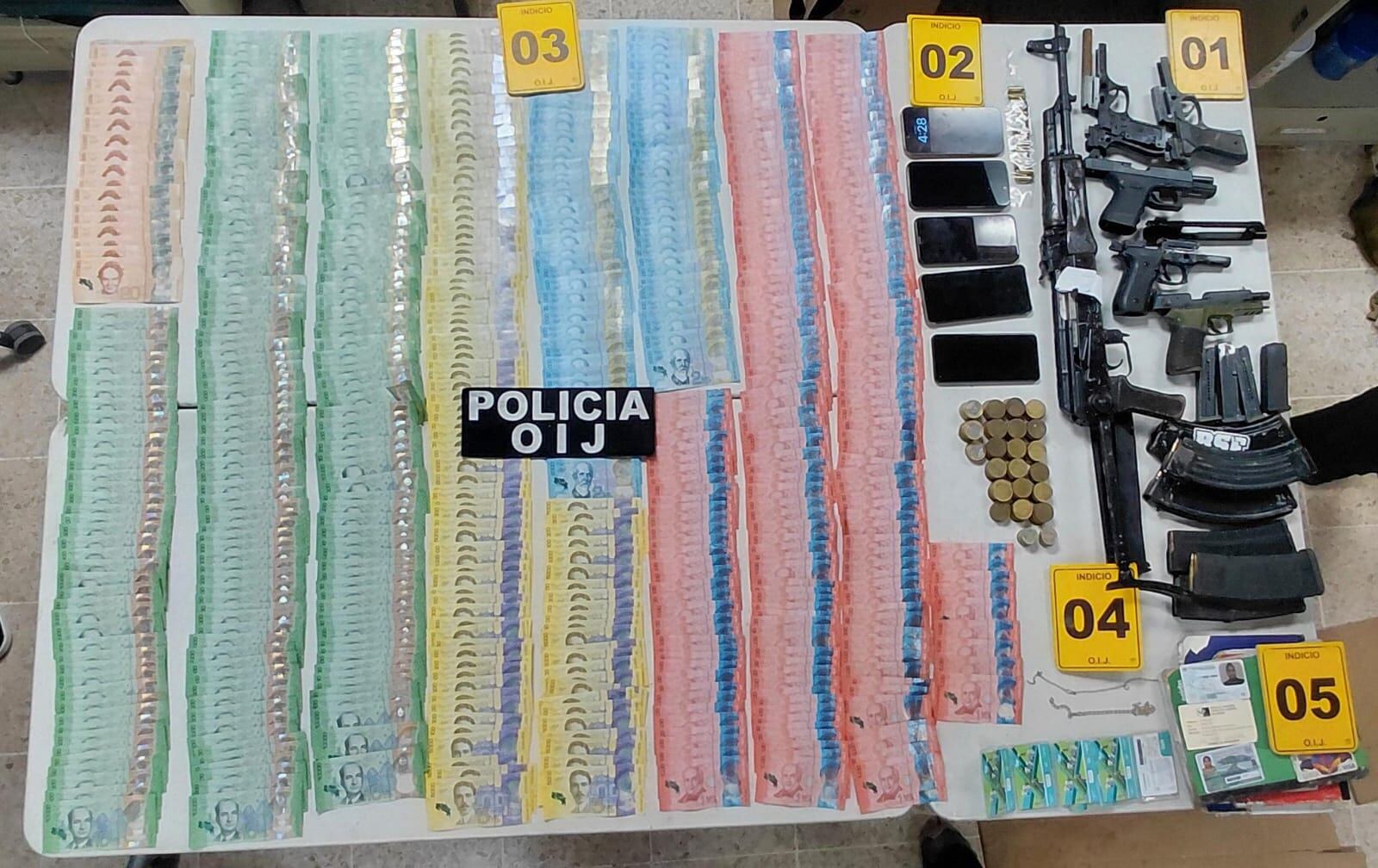 Un hombre identificado como Herald José Ruiz Vargas, alias Guato, en fuga desde el 2024, fue detenido en una zona montañosa de Limón. Se le incautaron varias armas y fusiles y gran cantidad de dinero en efectivo.