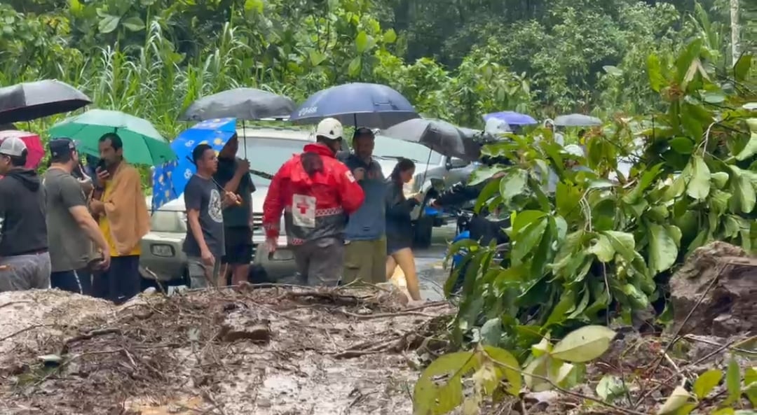 Caída de material en una vía de La Suiza de Turrialba.