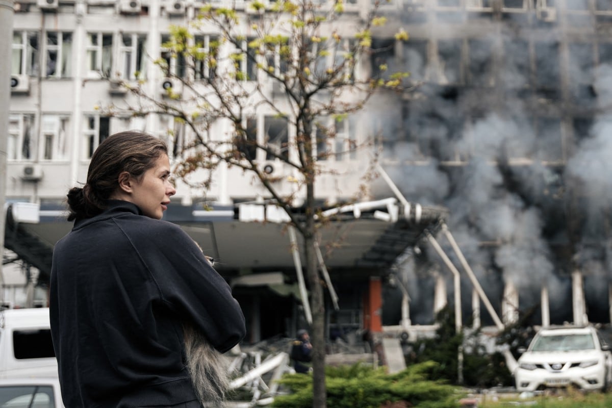 Una mujer contempla los daños tras un ataque ruso a Kiev, Ucrania.