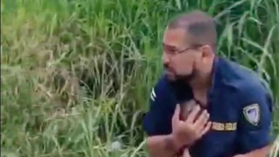 Francisco Quirós Campos carga en sus brazos al bebé rescatado de un basurero en Hatillo 4, este miércoles por la mañana.