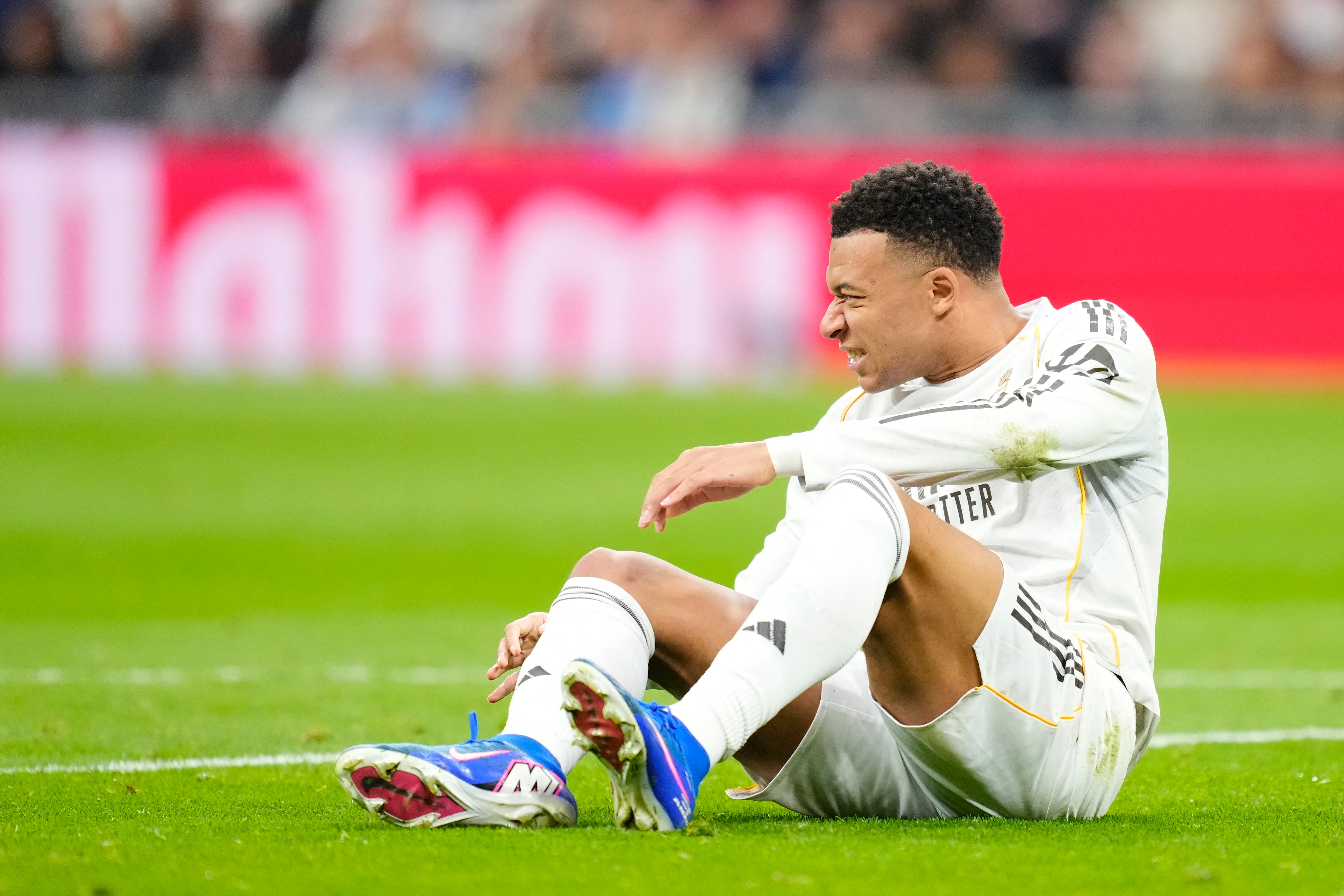 Kylian Mbappé sufre una lesión durante un partido del Real Madrid y el levante en el estadio Santiago Bernabéu, el pasado 17 de enero.