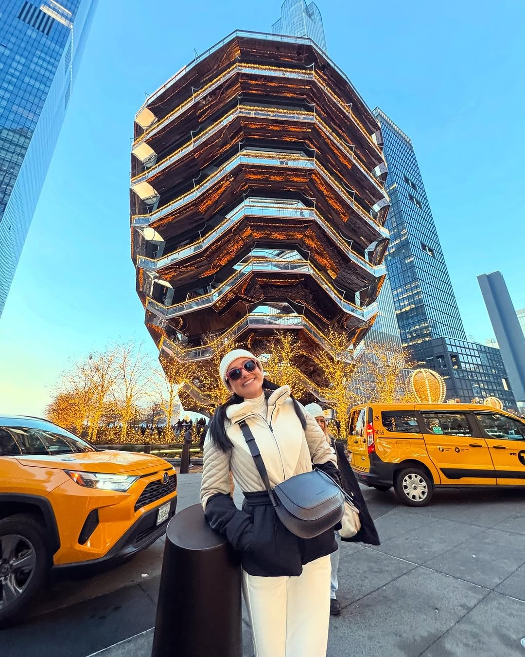 Nancy Dobles frente al observatorio Vessel en Nueva York, Estados Unidos.