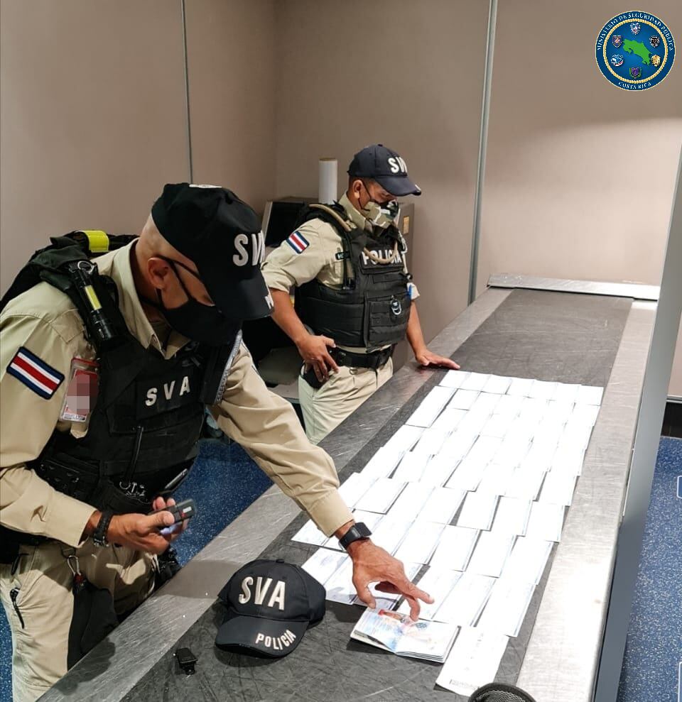 Oficiales aeroportuarios revisaron los 55 cheques por un monto total de $ 83.600, cuyo destino se investiga. Foto: Cortesía MSP.