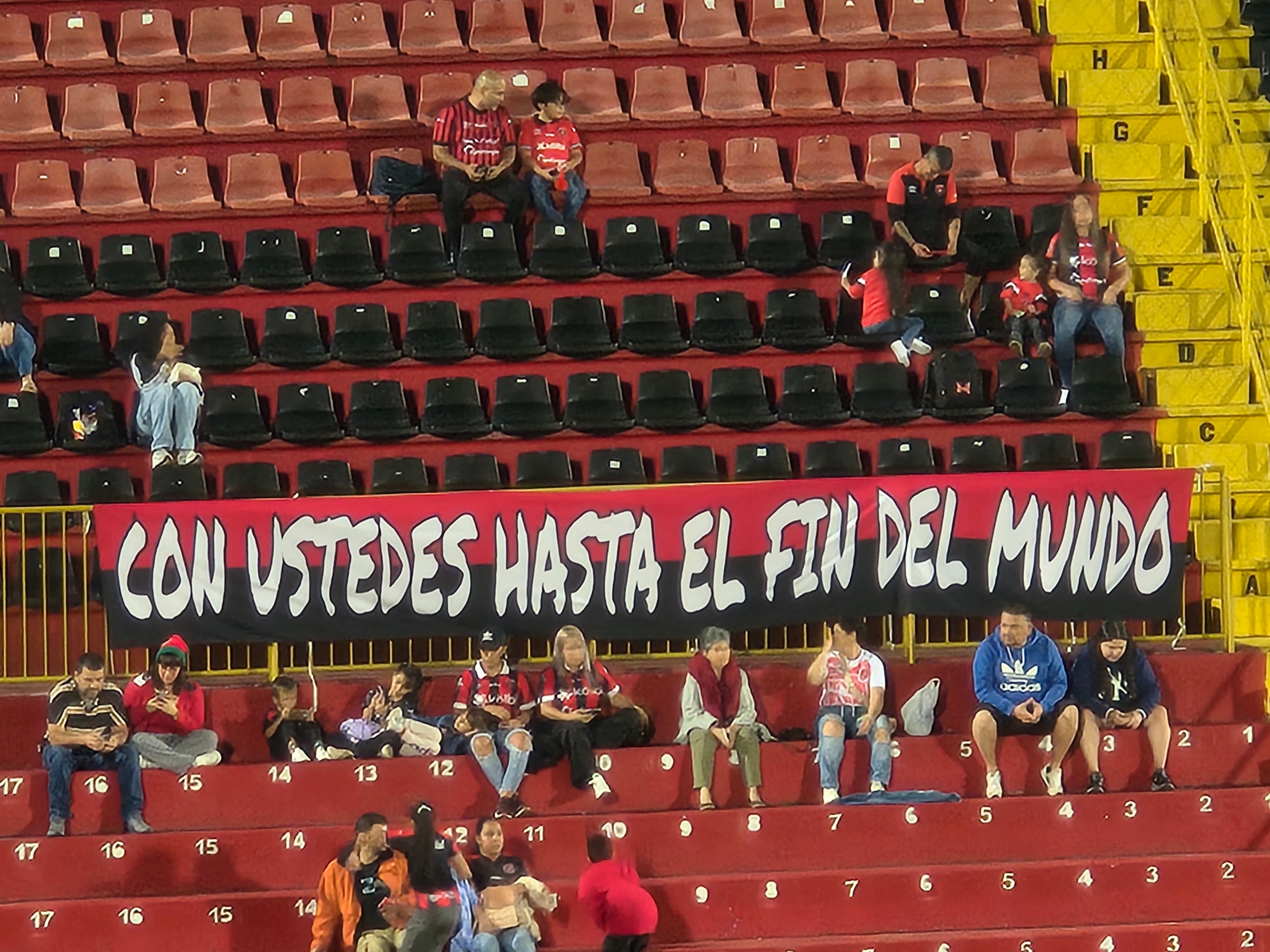 Ellos fueron los primeros aficionados que ingresaron al Estadio Alejandro Morera Soto para presenciar la final del Apertura 2025 del fútbol femenino.