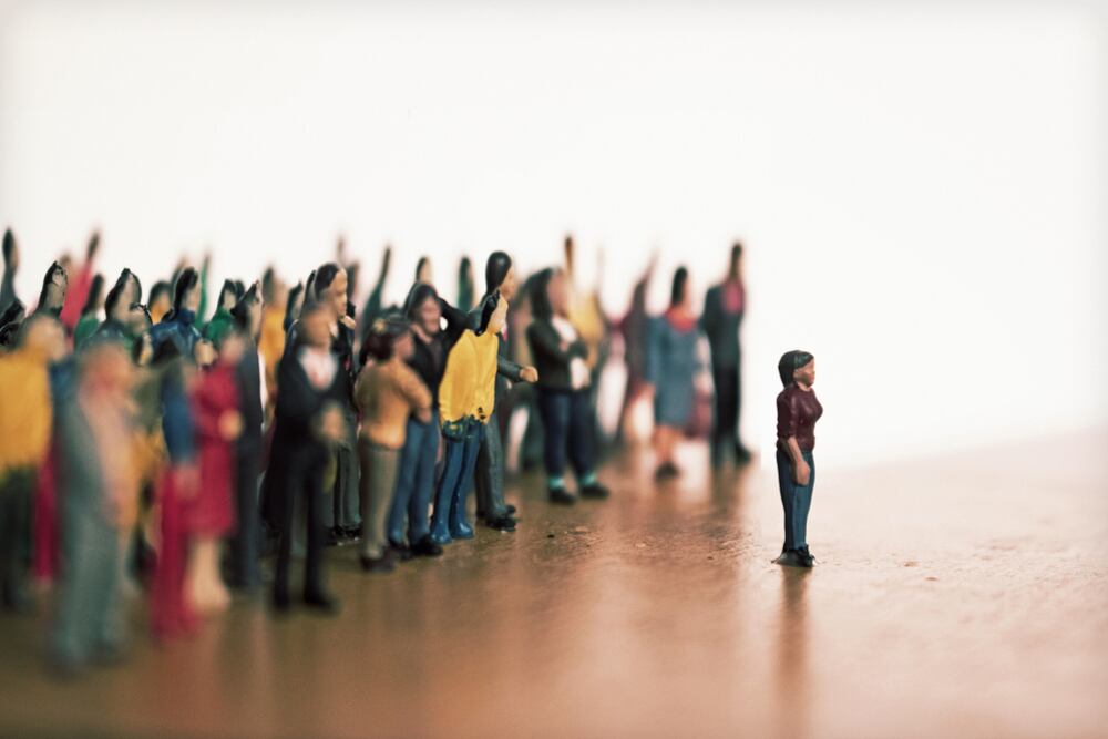 Varios muñecos, una figura femenina aparte.