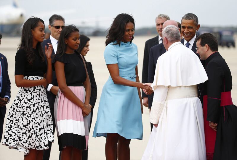 La primera dama estadounidense, Michelle Obama, estrecha la mano del papa Francisco en la base aérea de Andrews, Maryland (EE. UU.) tras la llegada del Pontífice procedente de Cuba. | EFE