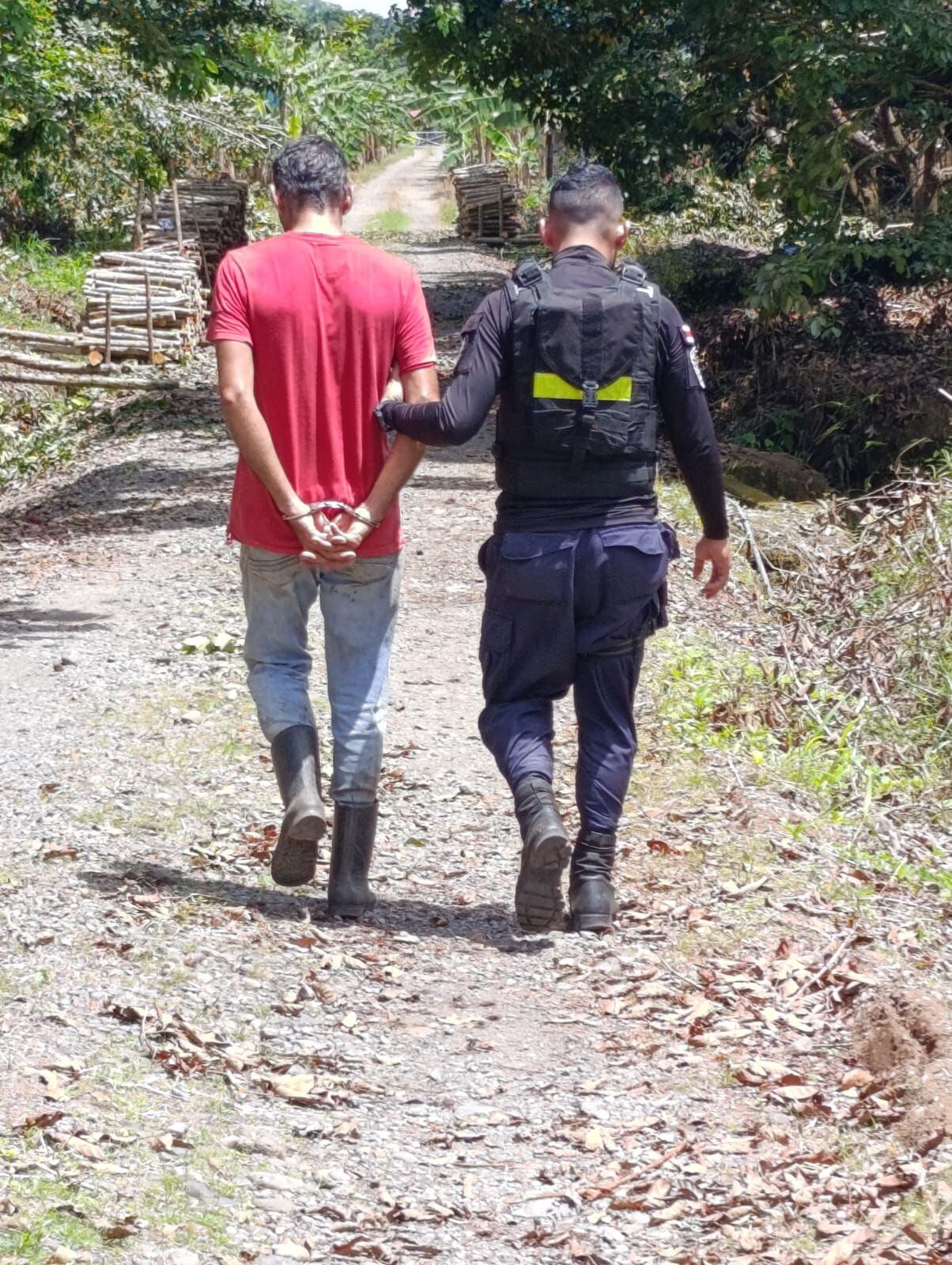 Un expolicía penitenciario fue detenido en Campo 1 de Ticabán, Pococí ya que debe descontar una pena de 7 años de cárcel por el delito de introducción de droga a centro penal.