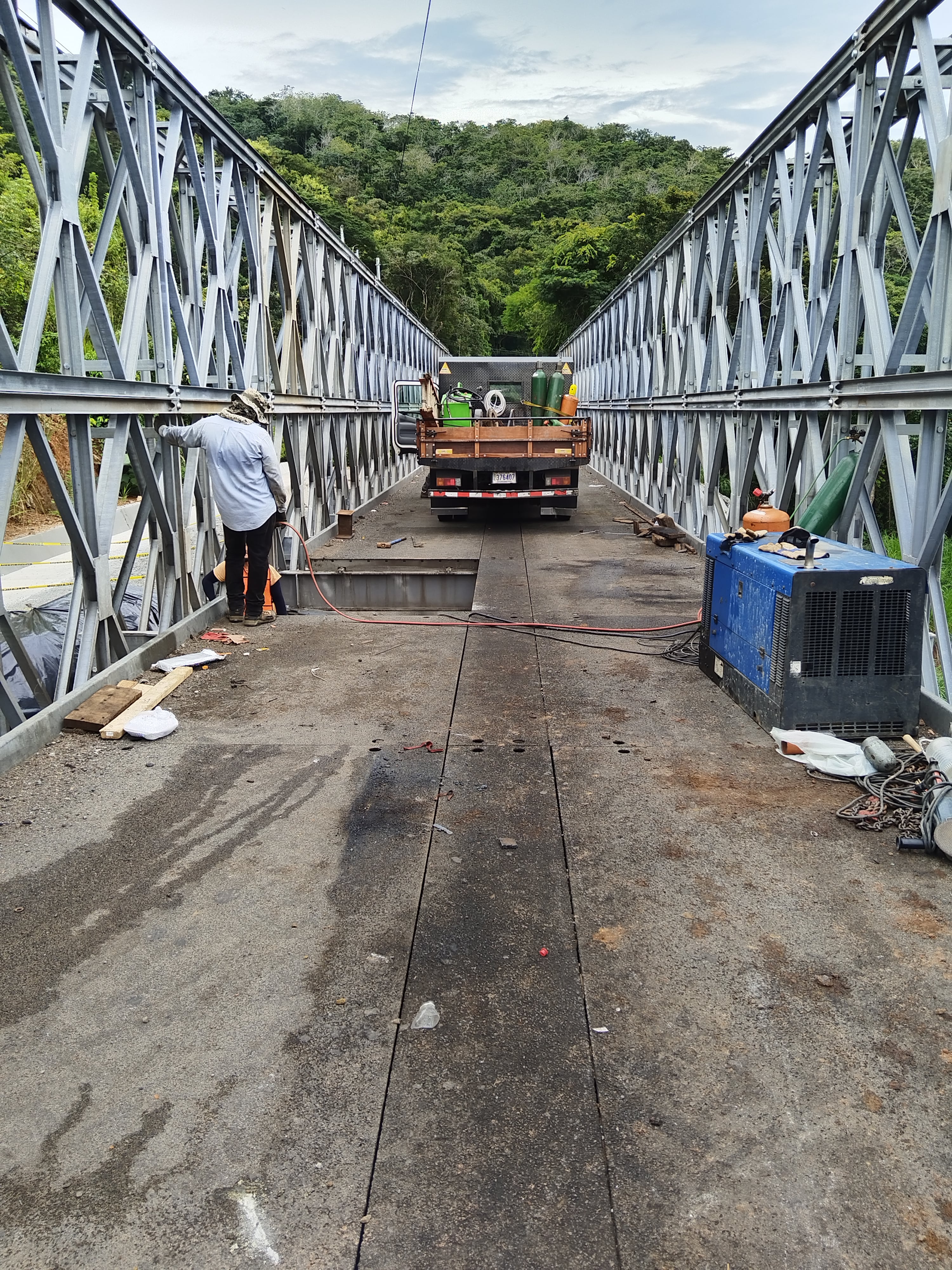 Reparación de puente en Cambronero avanza con montaje de torre de soporte.
