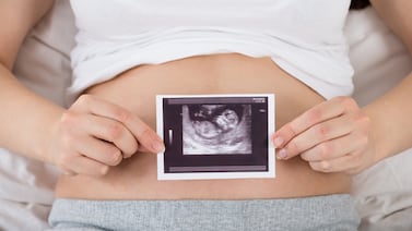 Madre embarazada da batalla judicial para que se le permita a su hija llevar primero su apellido y luego el del padre