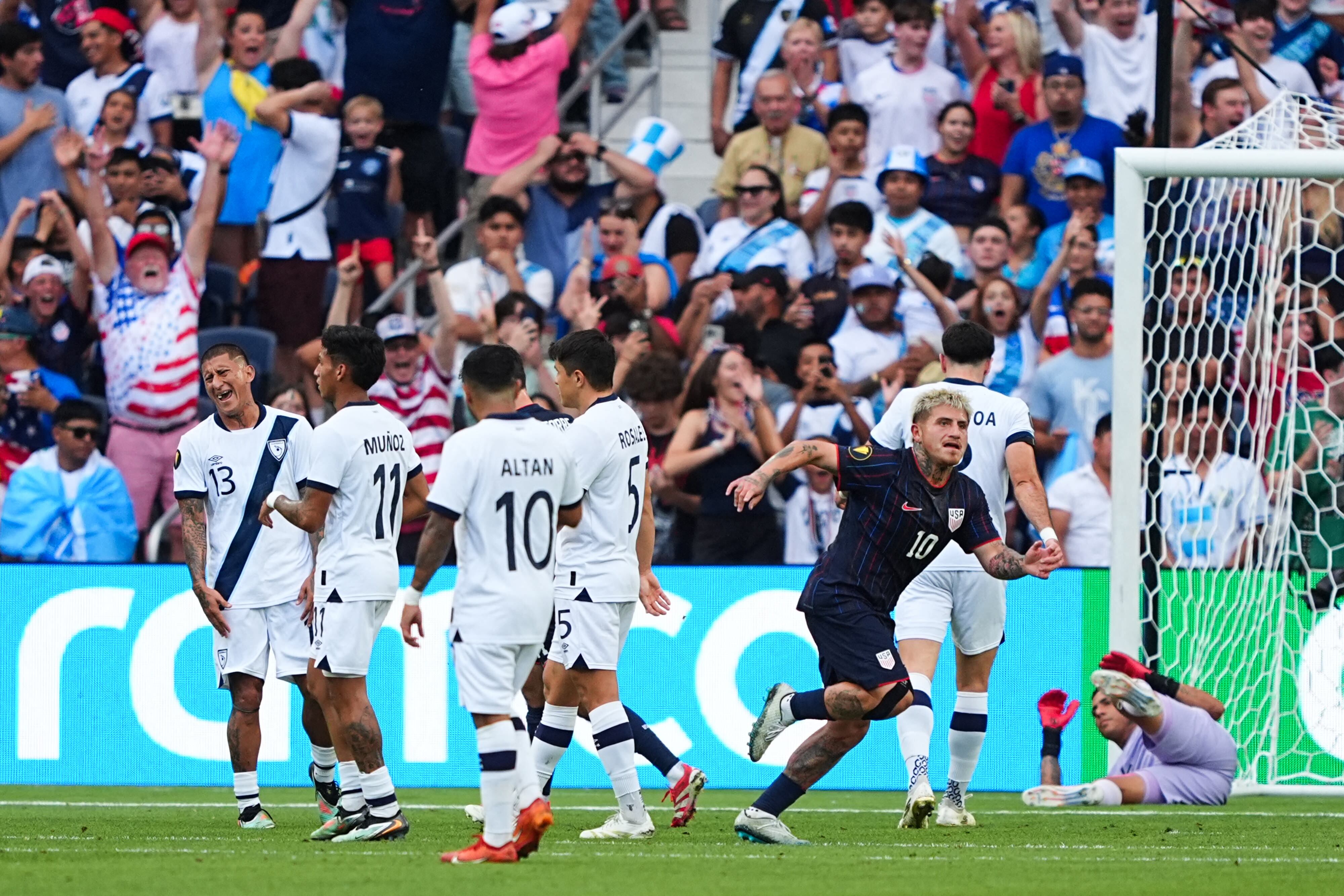 Diego Luna, de Estados Unidos, celebra el segundo gol ante Guatemala