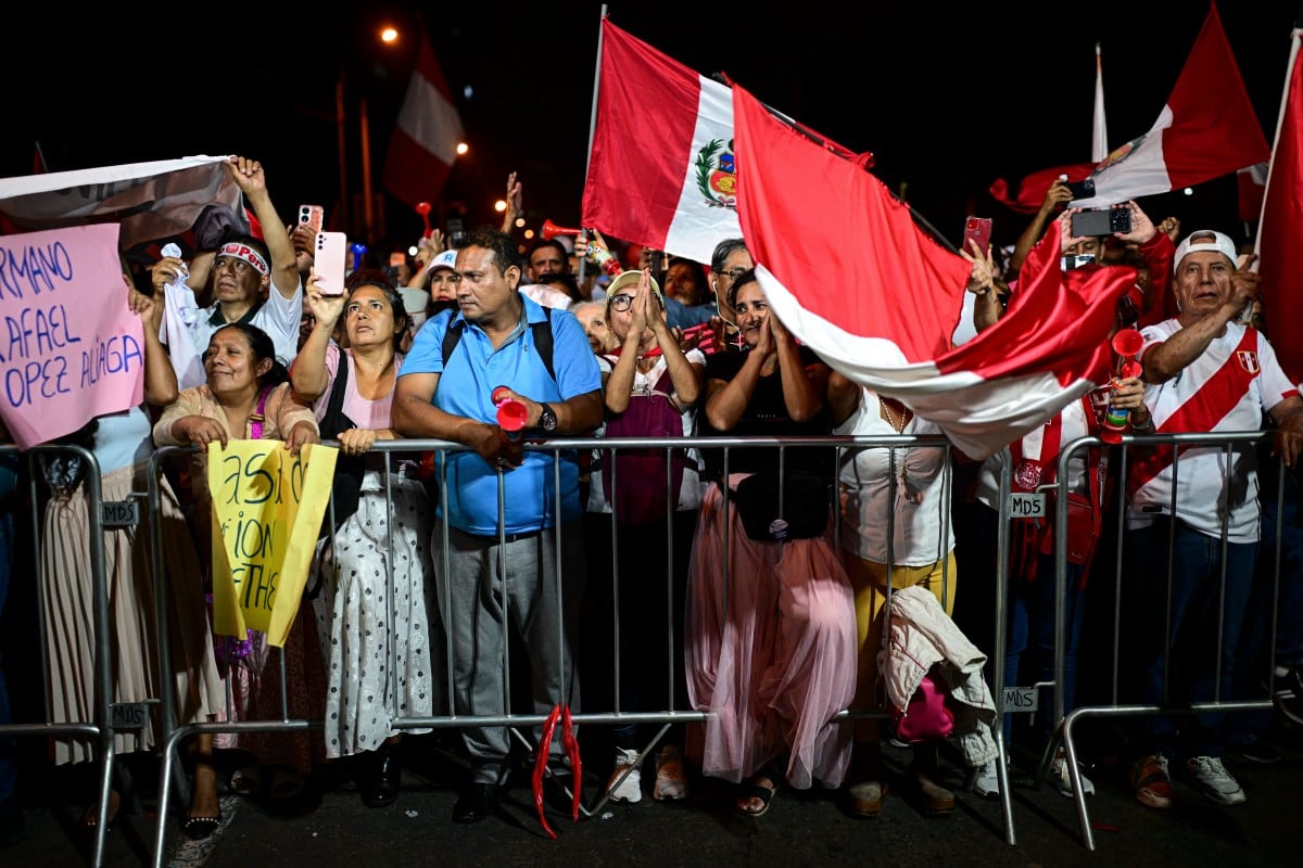 Partidarios del candidato presidencial peruano Rafael López Aliaga participan en una protesta por presunto fraude tras los resultados de las elecciones presidenciales en Lima el 19 de abril de 2026.