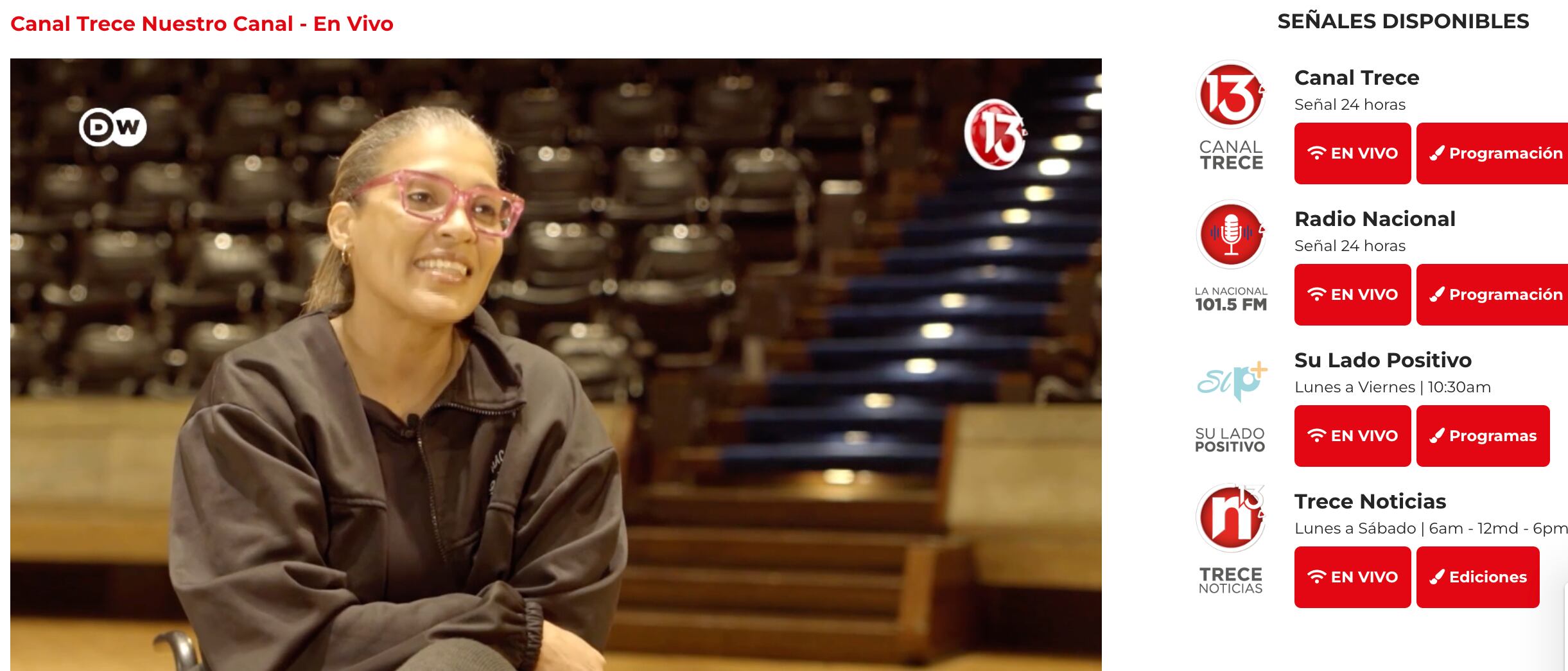 Captura de pantalla de una transmisión en directo del Canal 13 de Costa Rica, parte del Sistema Nacional de Radio y Televisión (Sinart), mostrando una entrevista con el logo del canal DW alemán. El Sinart enfrenta una crisis económica debido a la politización de su contenido, alejándose de sus fines culturales, educativos y sociales consagrados en la ley.