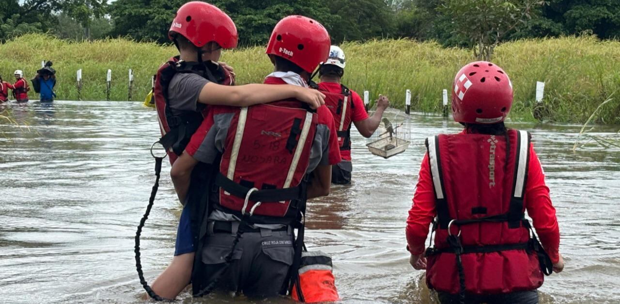 En Filadelfia, cantón de Carrillo, Guanacaste, la Cruz Roja rescató la mañana de este jueves a familias que estaban en alto riesgo de inundación. Foto: Cruz Roja.