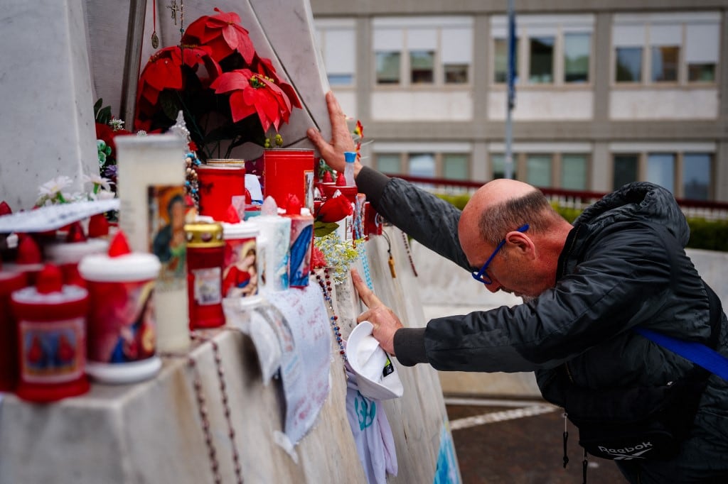 Un hombre reza en un altar improvisado en honor al papa Francisco