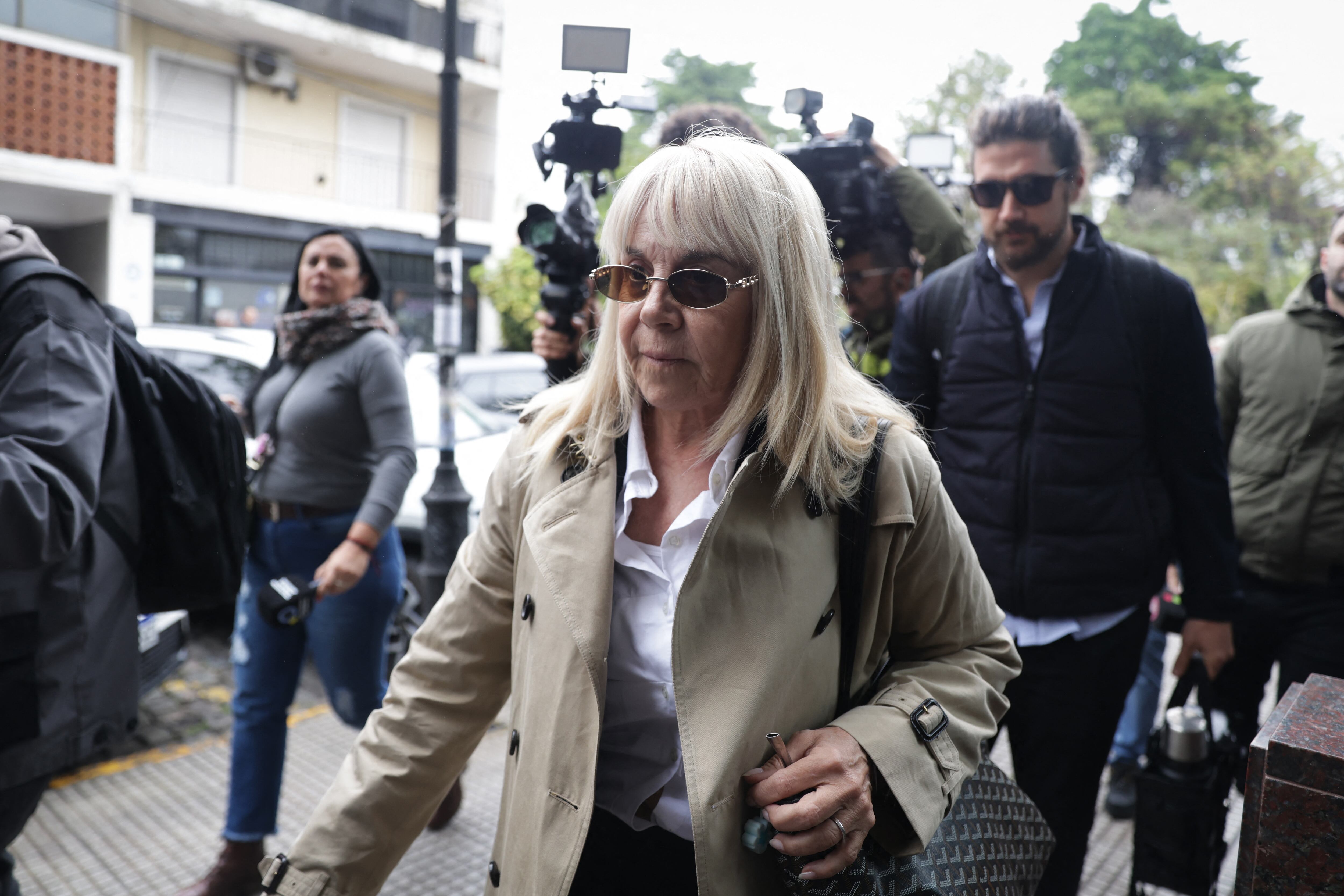 Claudia Villafane, exesposa de Diego Maradona, a su llegada a la corte donde se ventila el jucio por la muerte del exfutbolista, este 8 de octubre en las afueras de Buenos Aires.