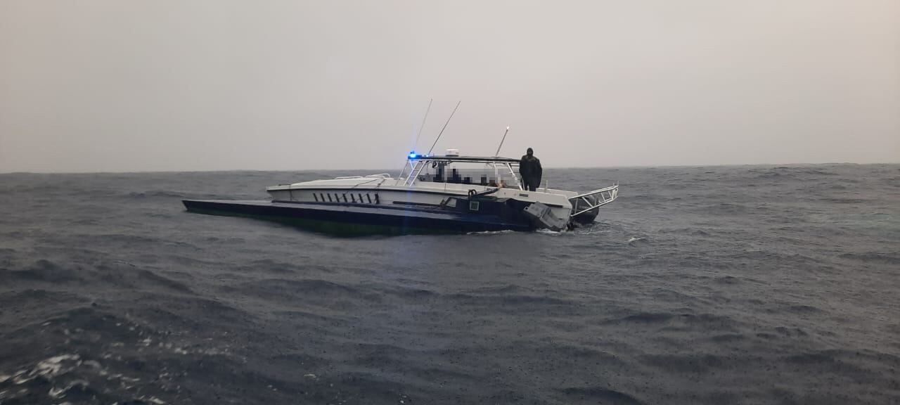 El camuflaje que logran esos navíos les permite avanzar sin ser detectados a simple vista. Aquí va semisumergible junto a la lancha blanca de guardacostas y casi no se nota. Foto: MSP.