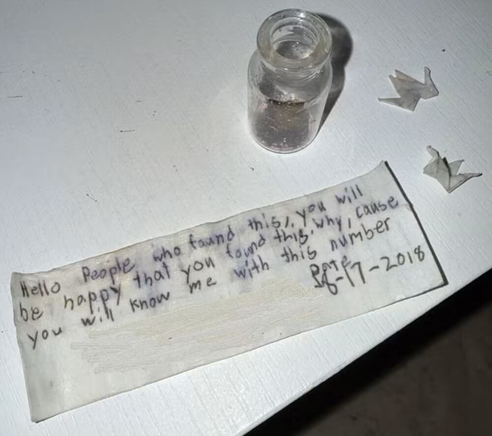 La botella fue encontrada por una niña durante sus vacaciones en Florida. Contenía un mensaje enviado desde Hawái hace siete años.