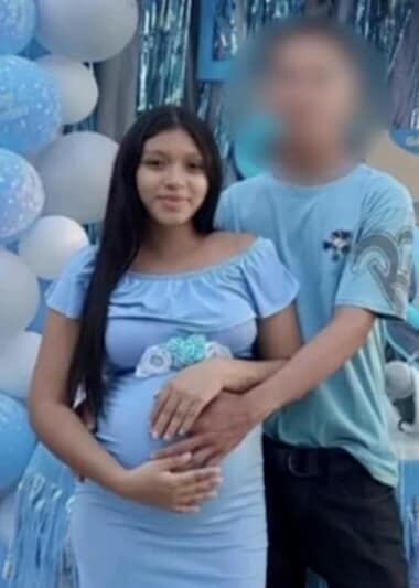 Una pareja en un té de canastilla, él tiene el rostro difuminado.